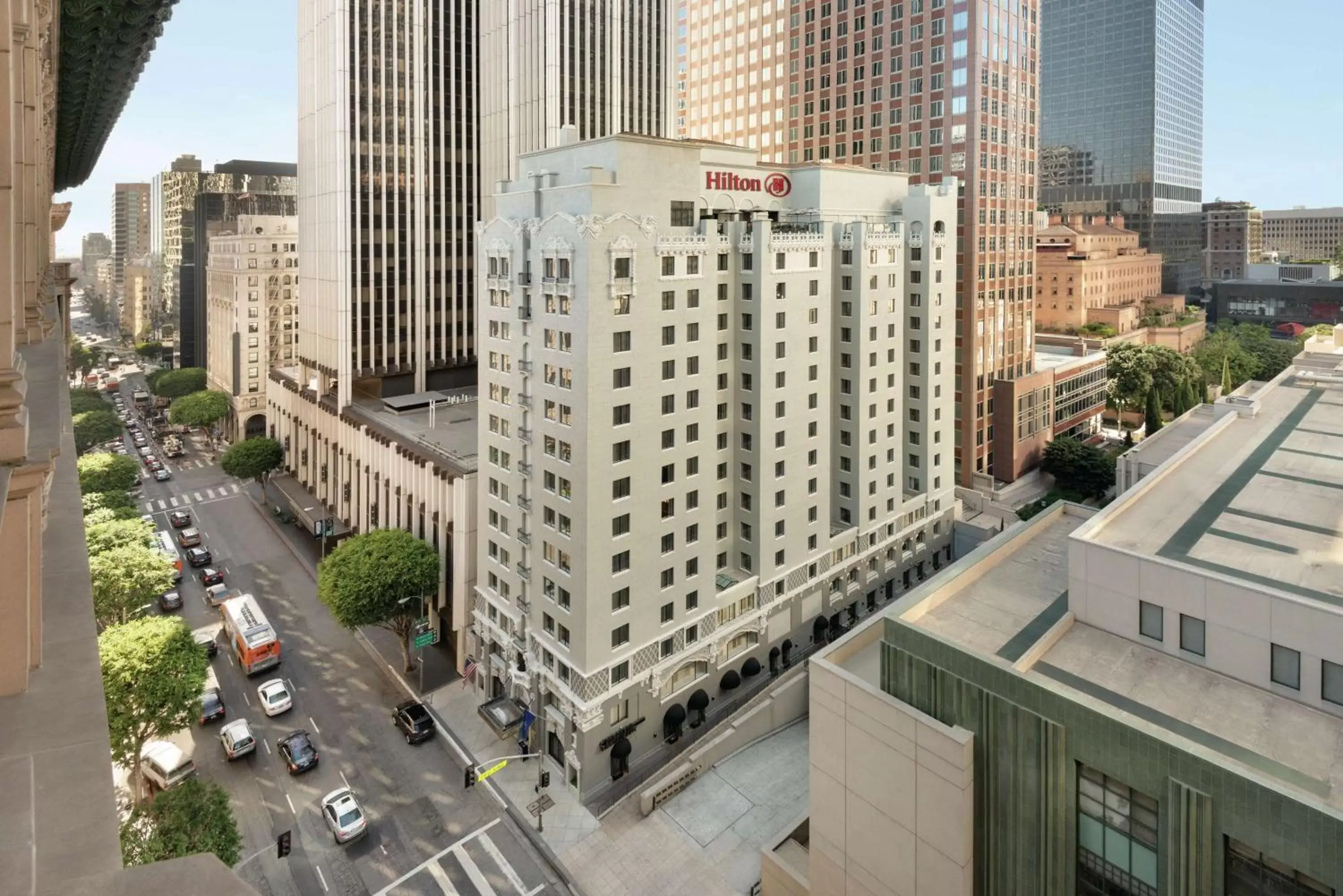 Property building in Hilton Checkers Los Angeles