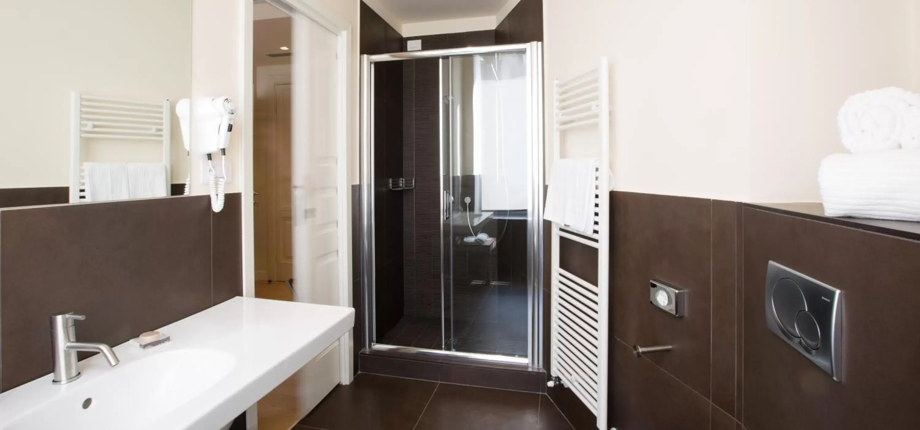 Shower, Bathroom in Hotel 900