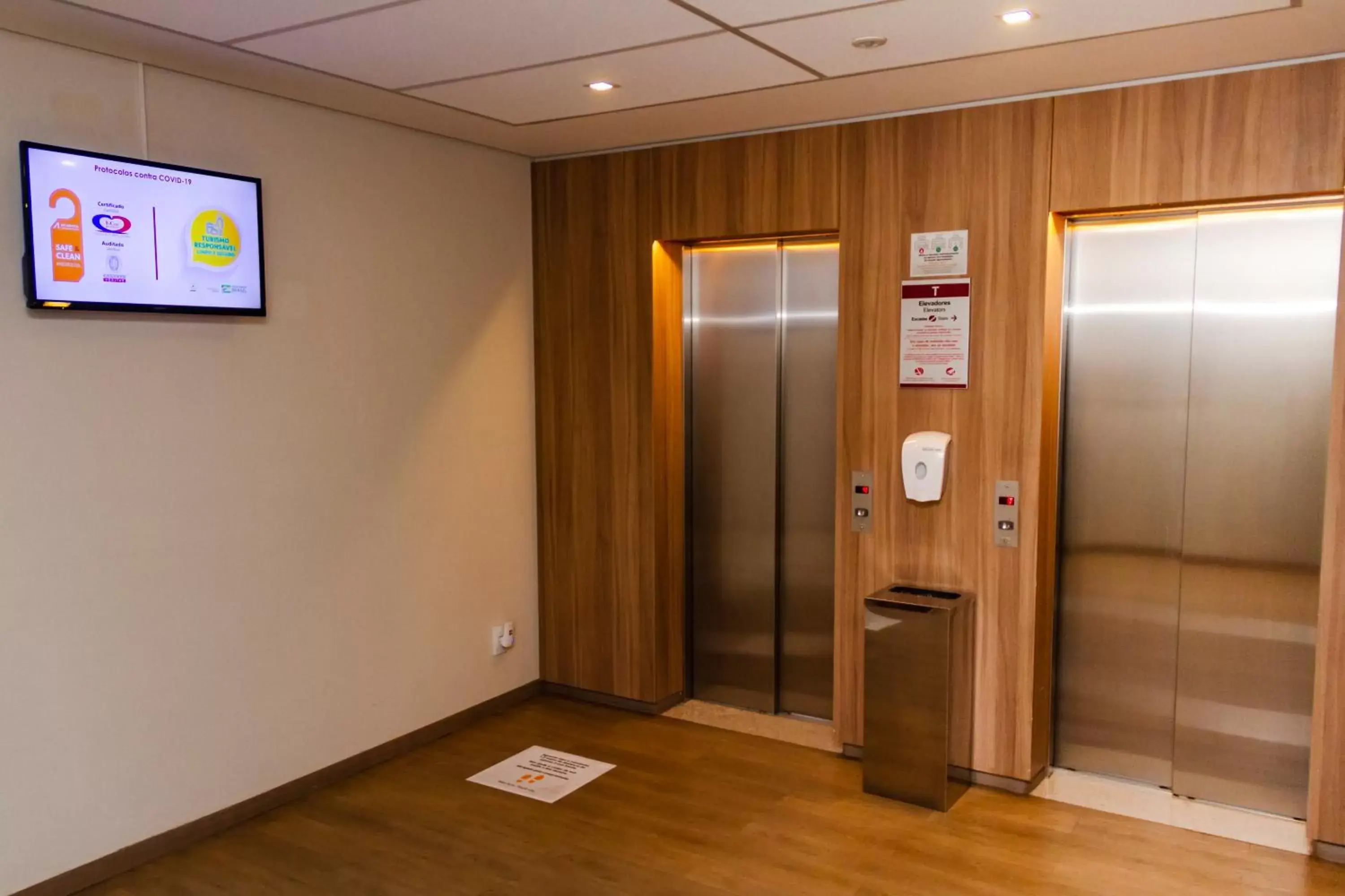 elevator, TV/Entertainment Center in Go Inn Catalão