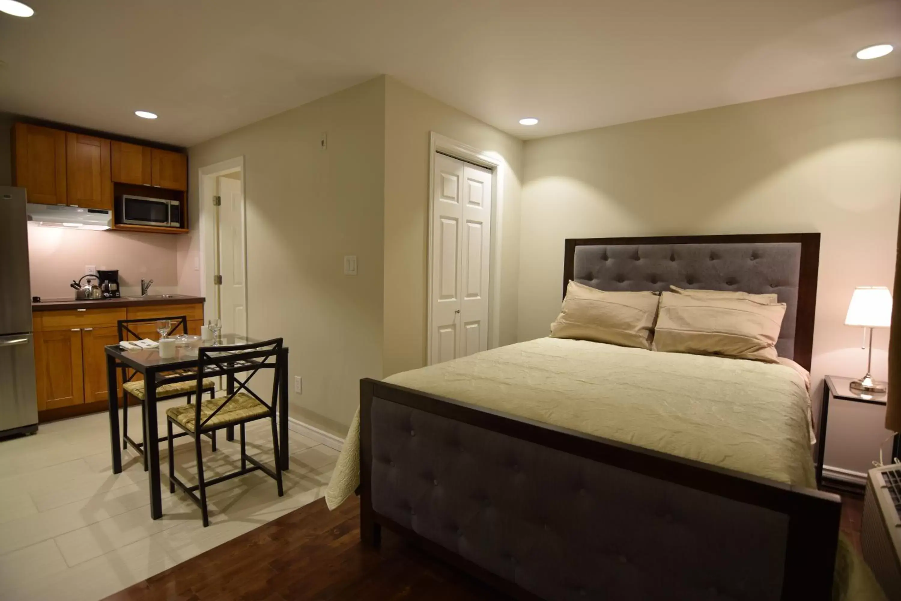 Kitchen or kitchenette, Bed in The Lion Inn & Suites