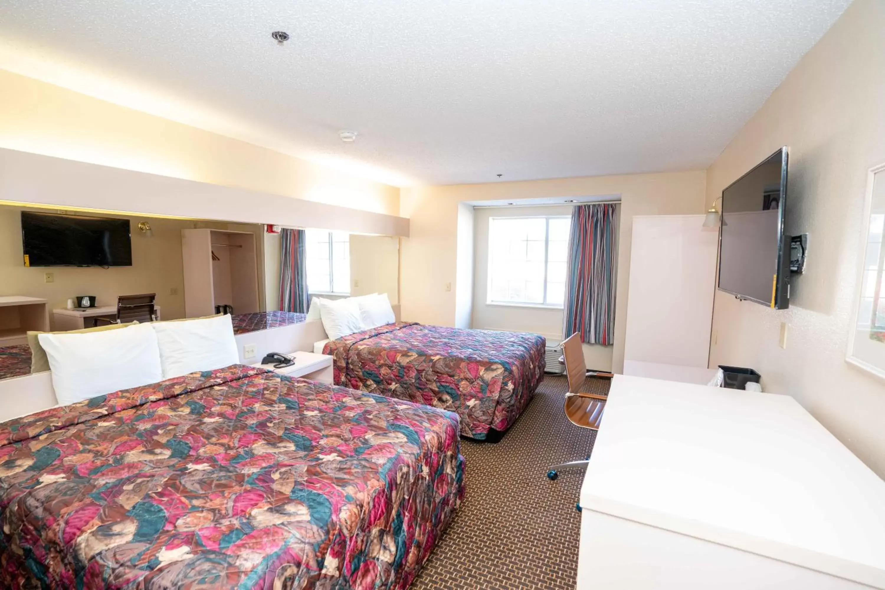 Bed in Regency Inn & Suites DFW