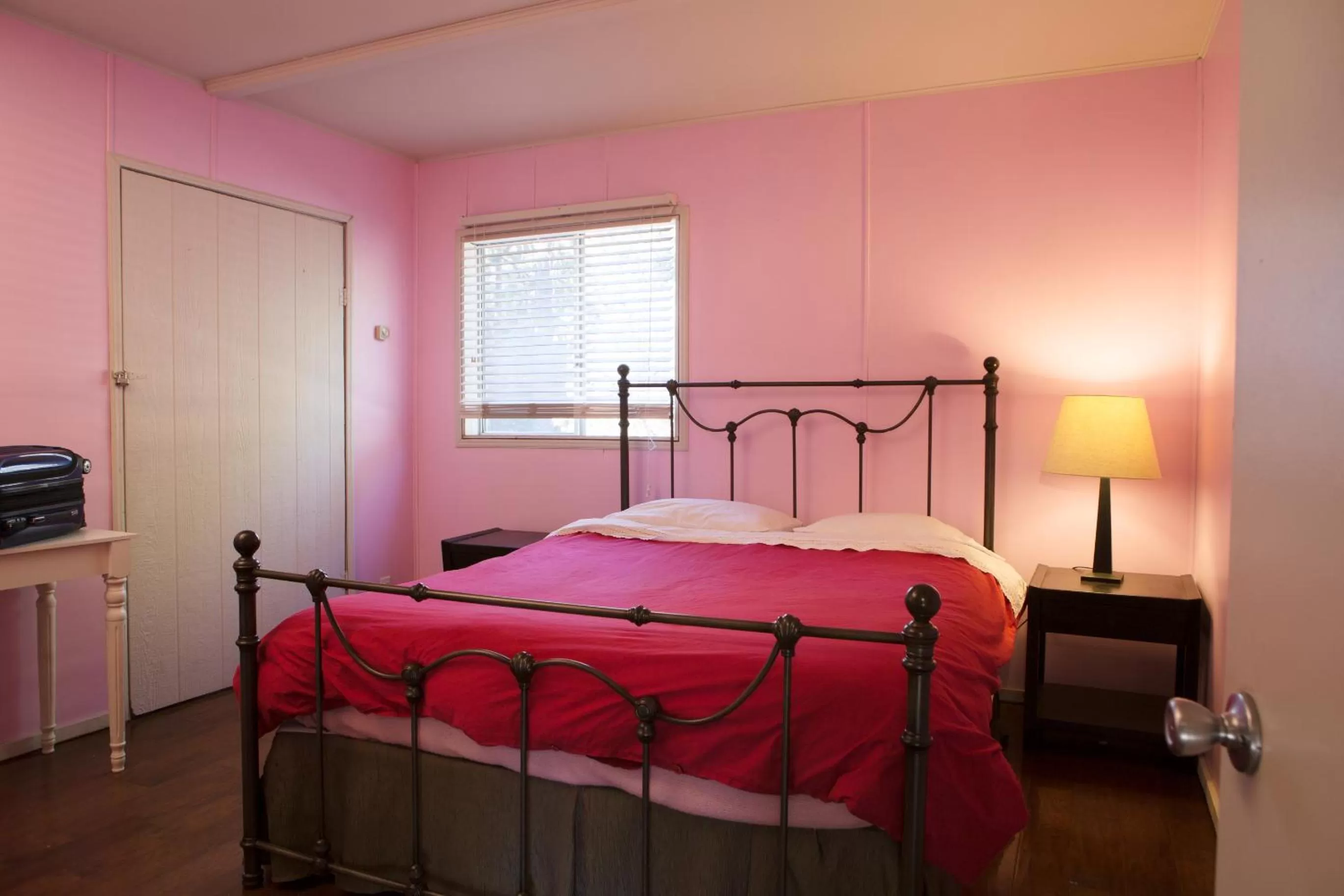 Bed in Hicksville Pines Chalets & Motel