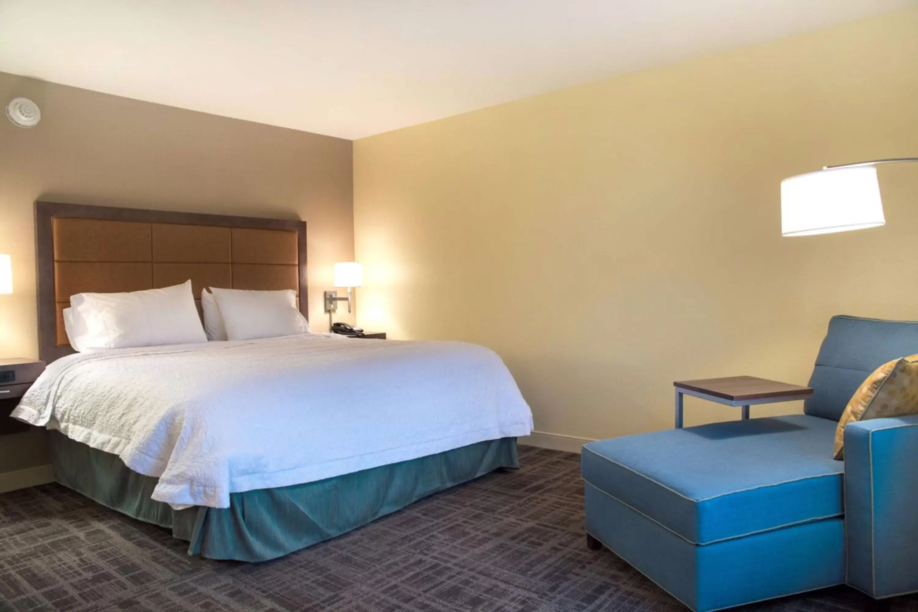 Bed in Hampton Inn & Suites Big Rapids, Mi