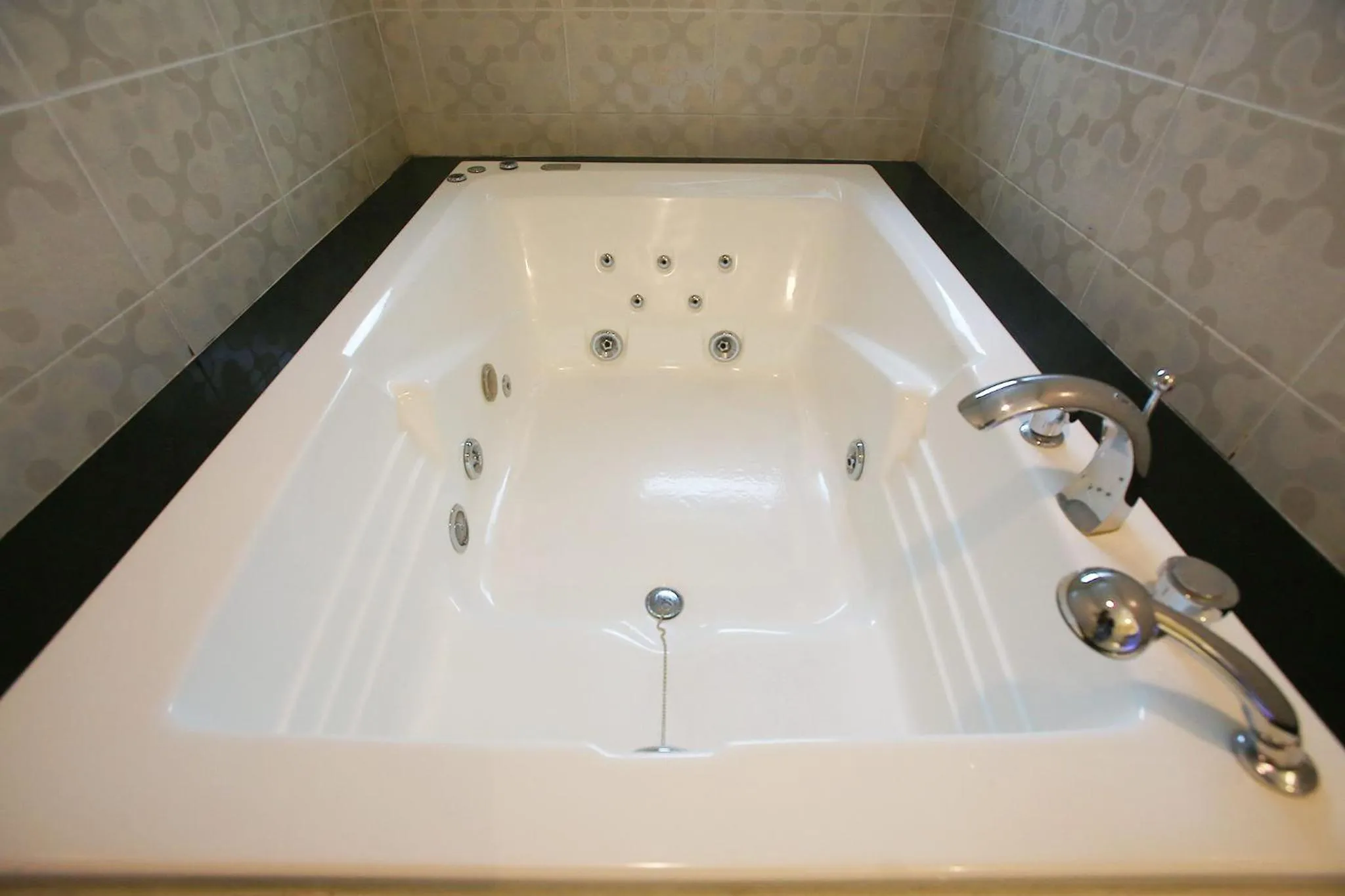 Friendly DH Naissance Hotel by Mindrum Group