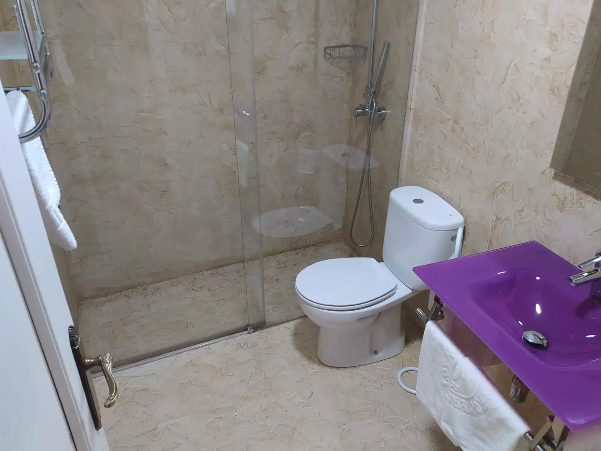 Shower, Bathroom in Hotel Aro'S