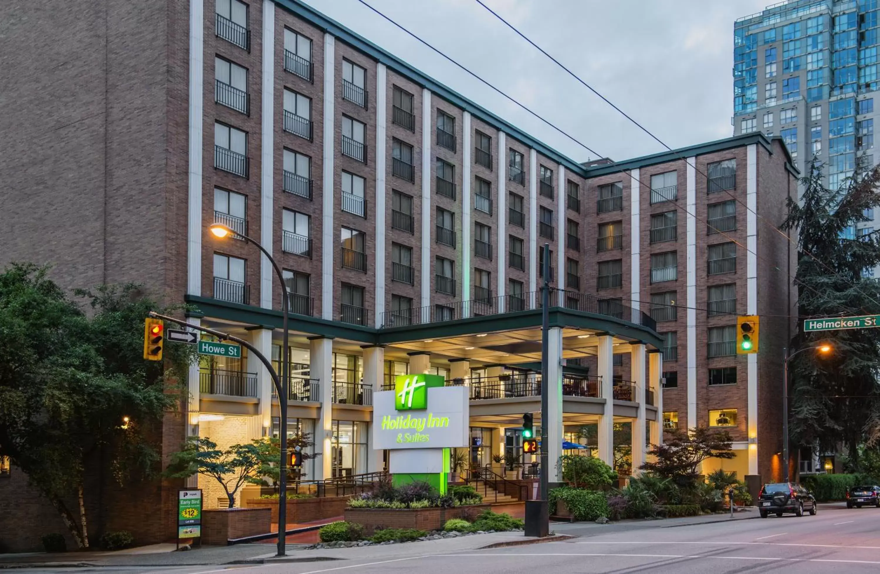 Property Building in Holiday Inn Vancouver Downtown & Suites, an IHG Hotel