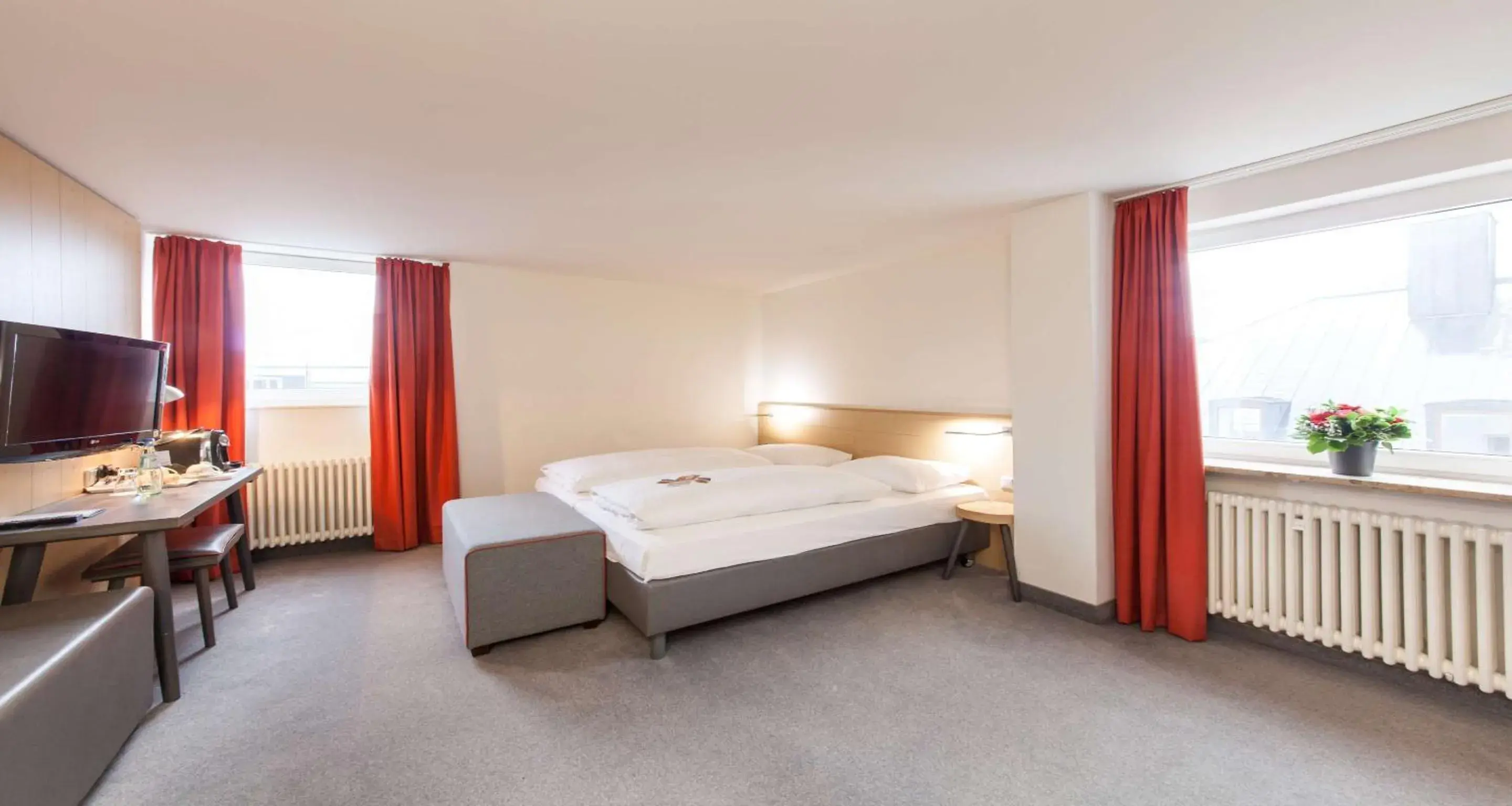 Photo of the whole room in Sure Hotel by Best Western Muenchen Hauptbahnhof