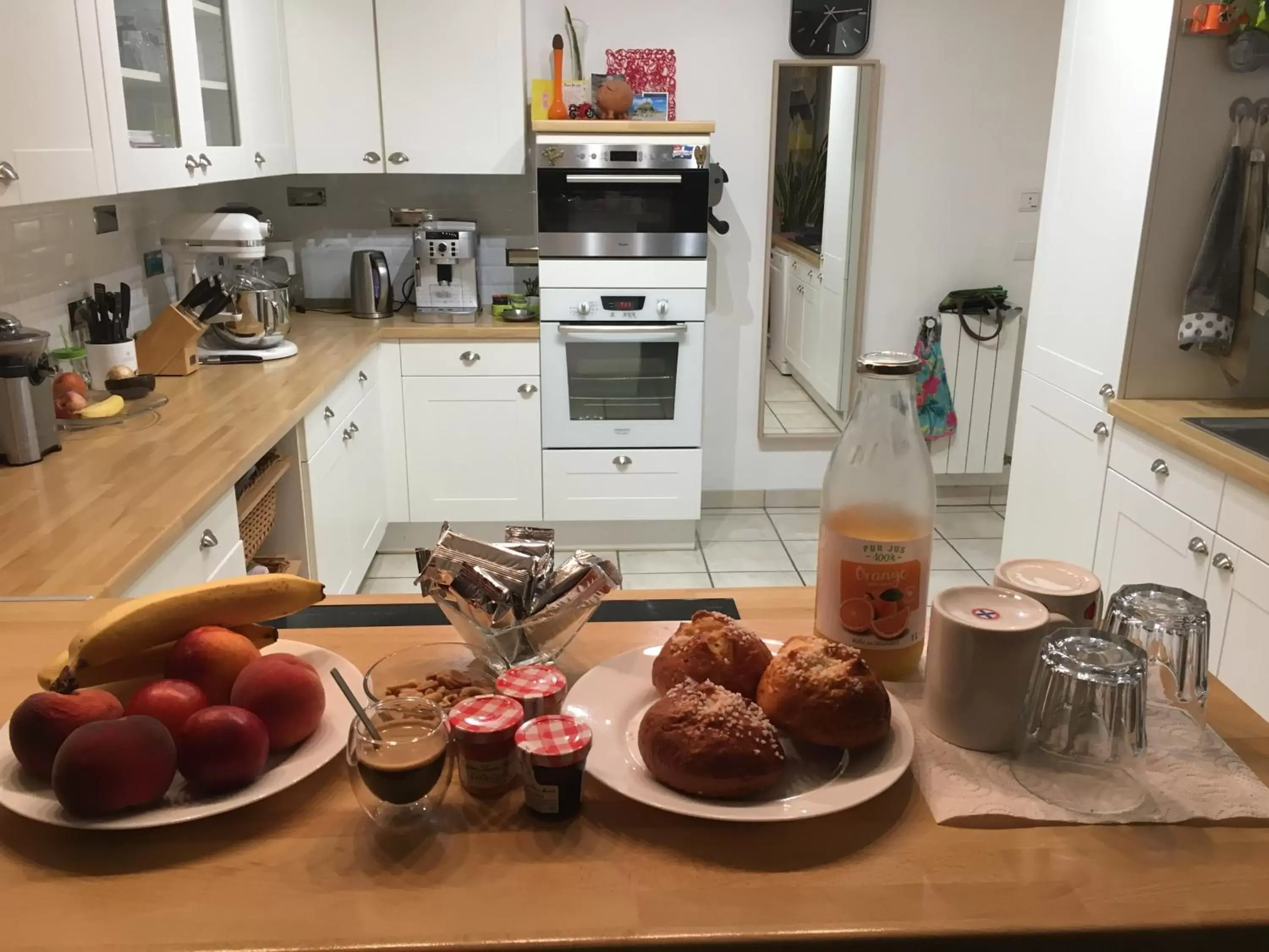 Breakfast, Kitchen/Kitchenette in Chambres dans villa avec piscine