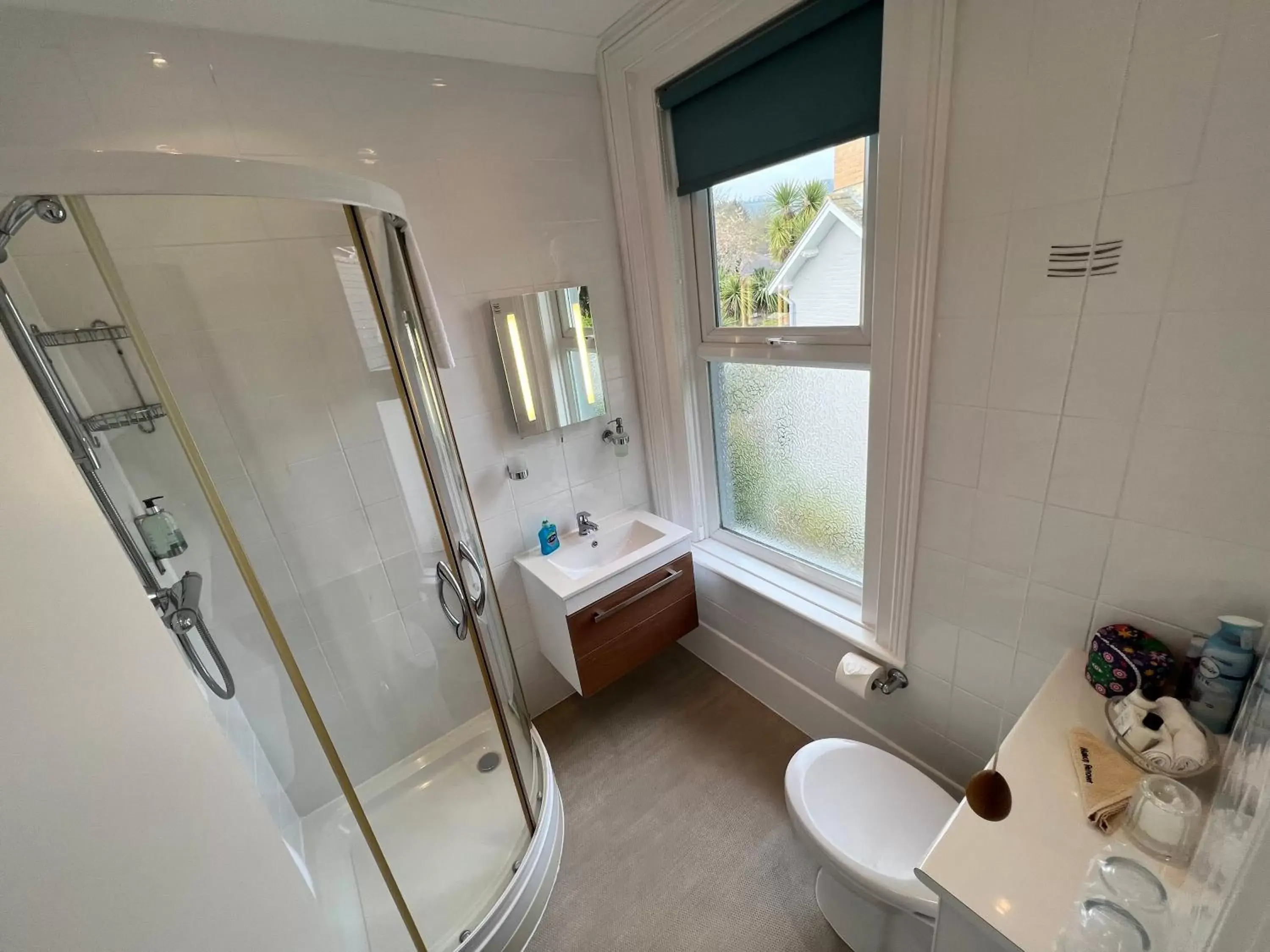 Property building, Bathroom in Birkdale Guest House