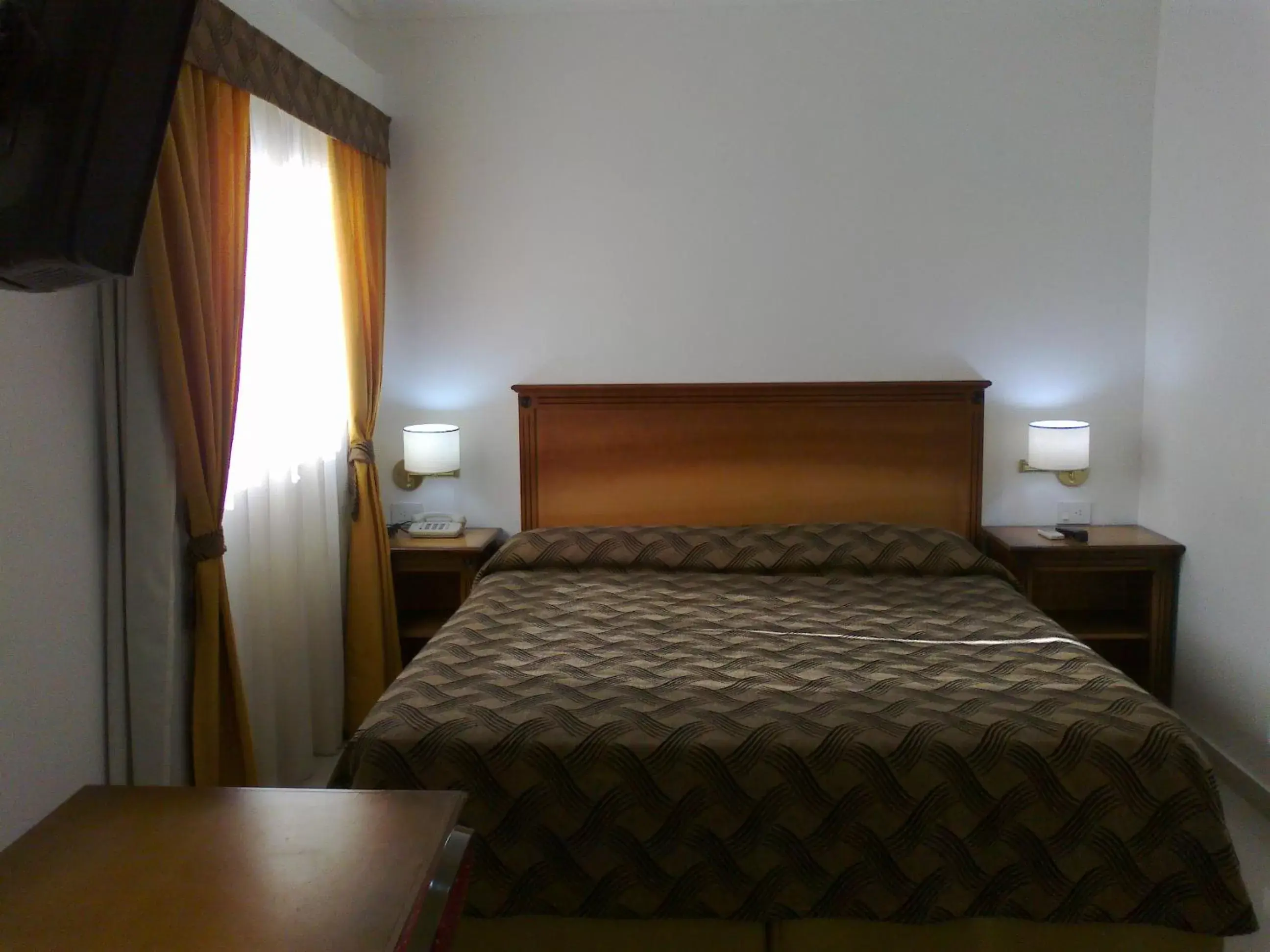 Bedroom, Bed in Tritone Hotel