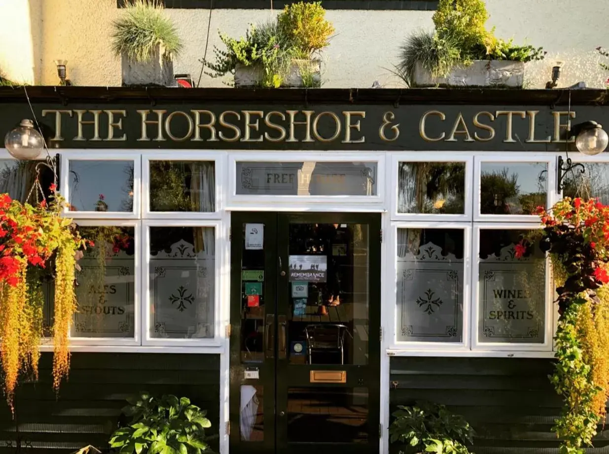 Lounge or bar in The Horseshoe & Castle