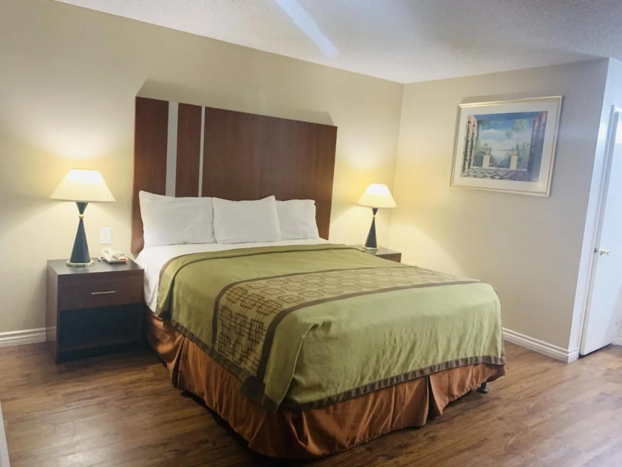 Riverside Inn & Suites