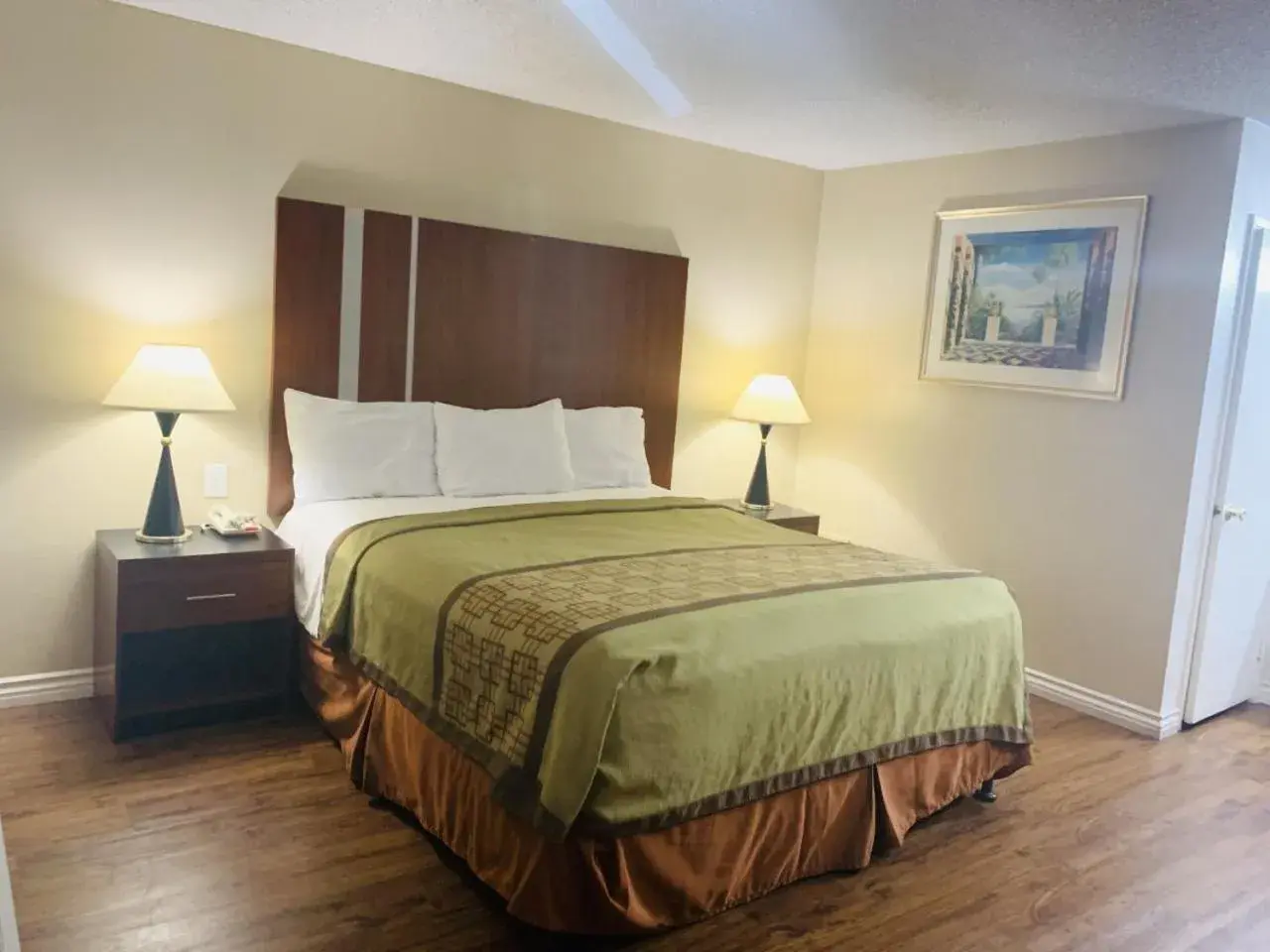 Bed in Riverside Inn & Suites