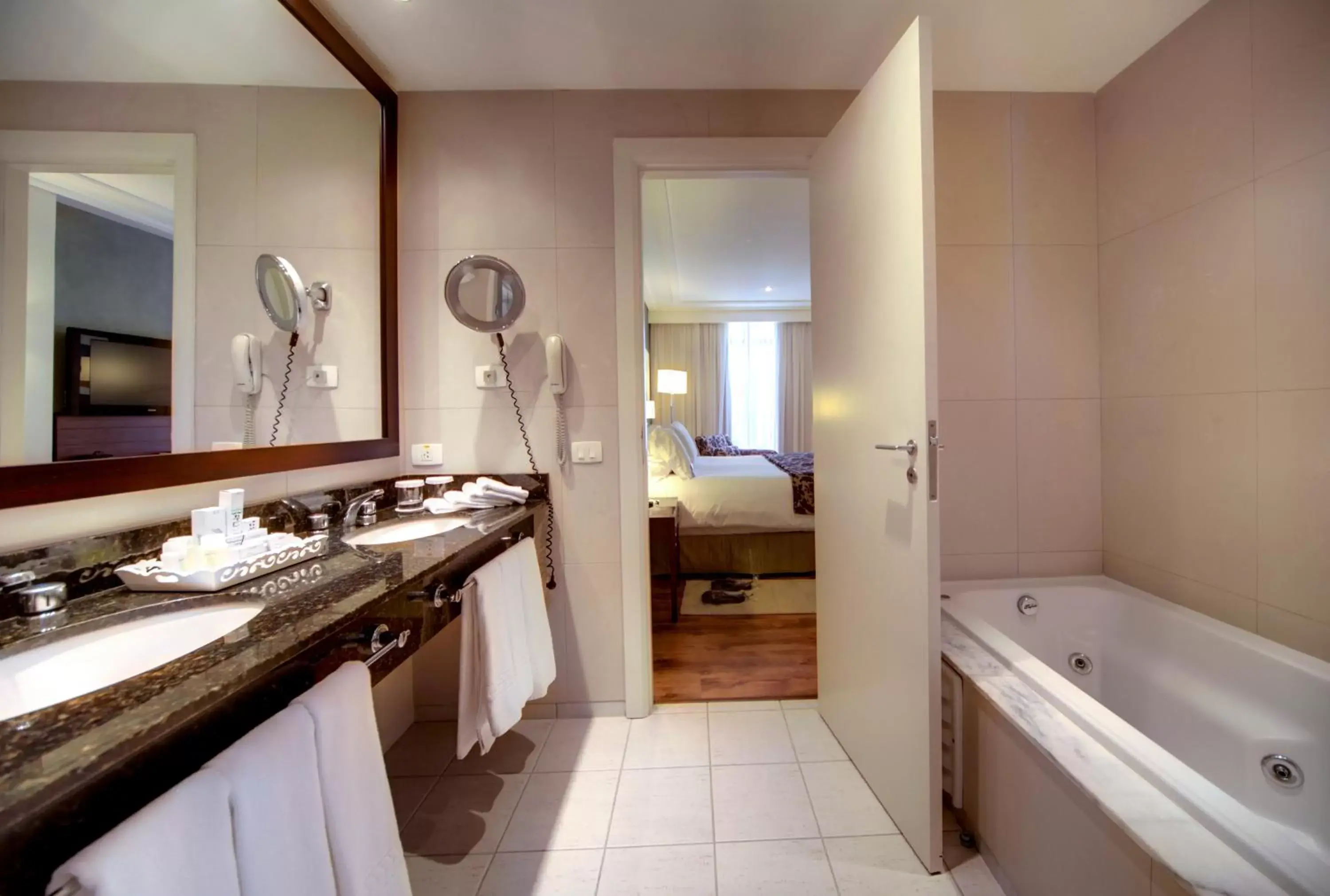 Bathroom in Radisson Hotel Curitiba