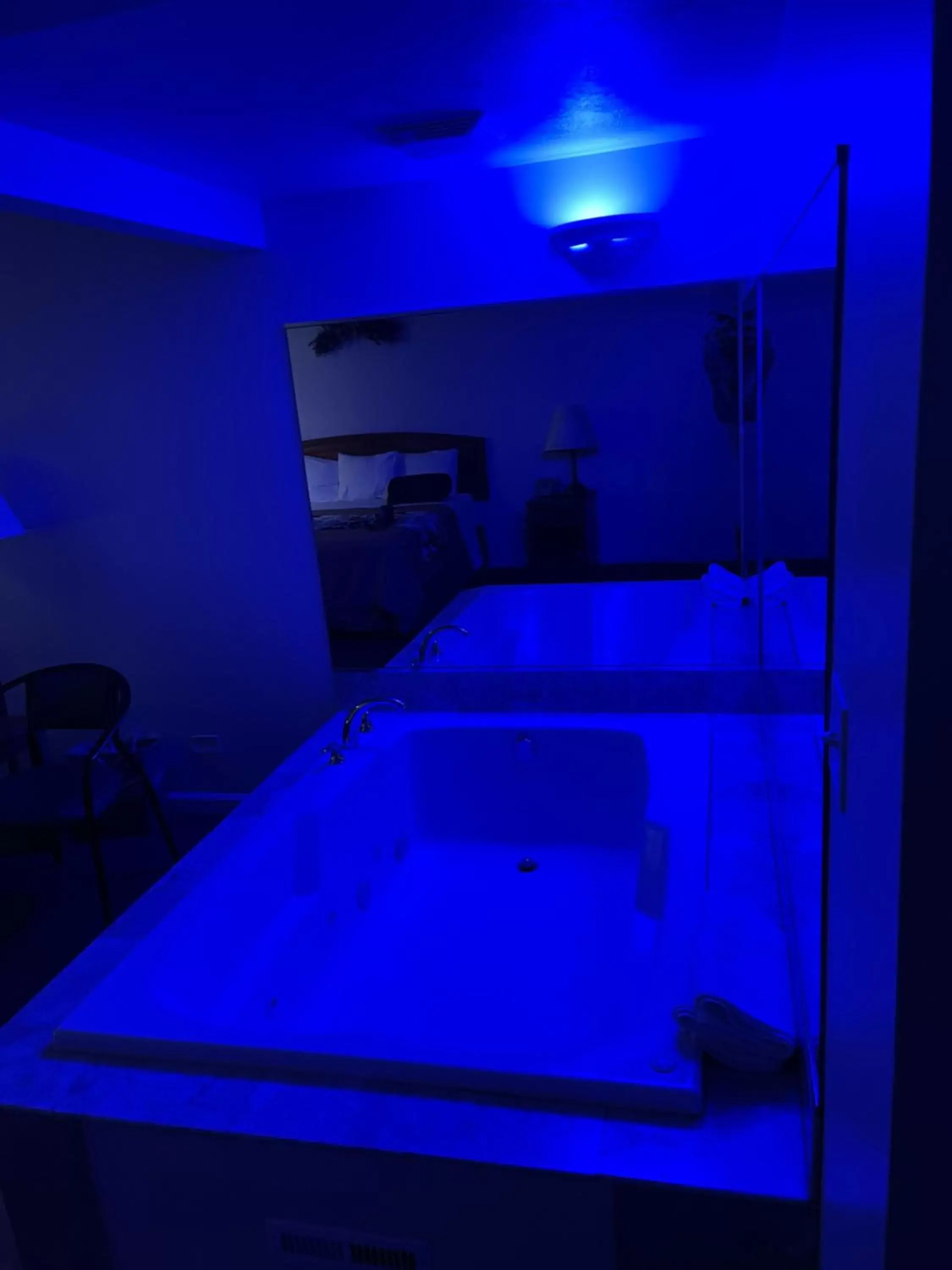 Hot Tub, Bathroom in VIBE INN - WHIRLPOOLS SUITES - Lyons