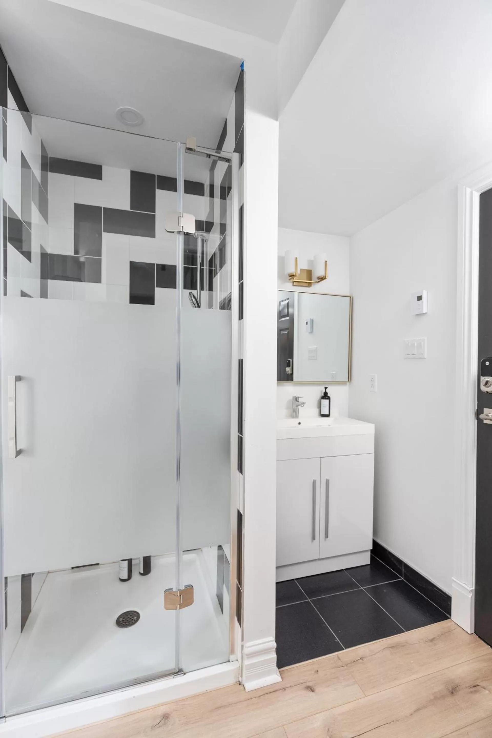 Bathroom in Le Penfield Par Nomade MTL