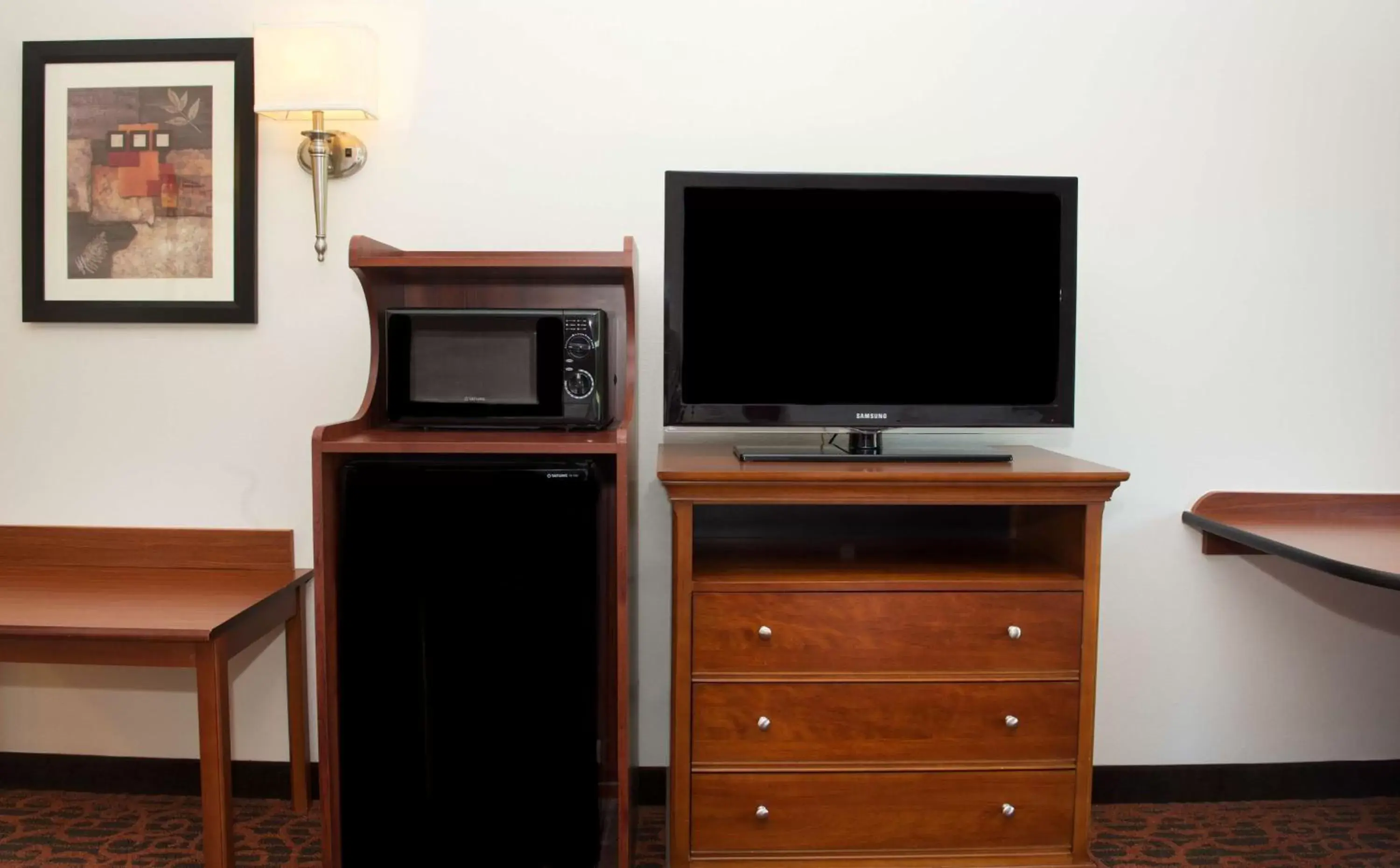 Bedroom, TV/Entertainment Center in Hampton Inn & Suites Pittsburgh-Meadow Lands