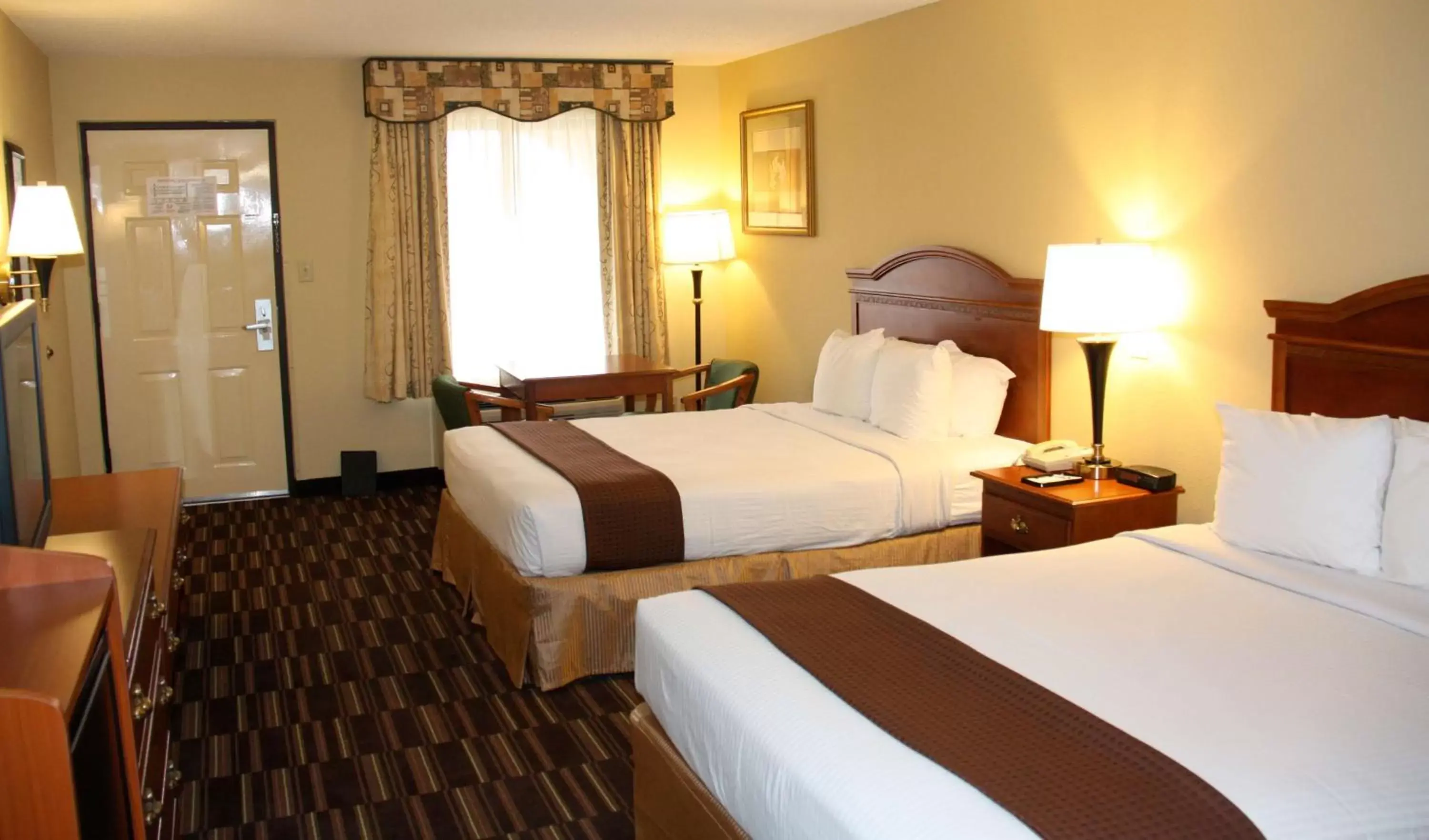 Photo of the whole room, Bed in Best Western Greenville Inn