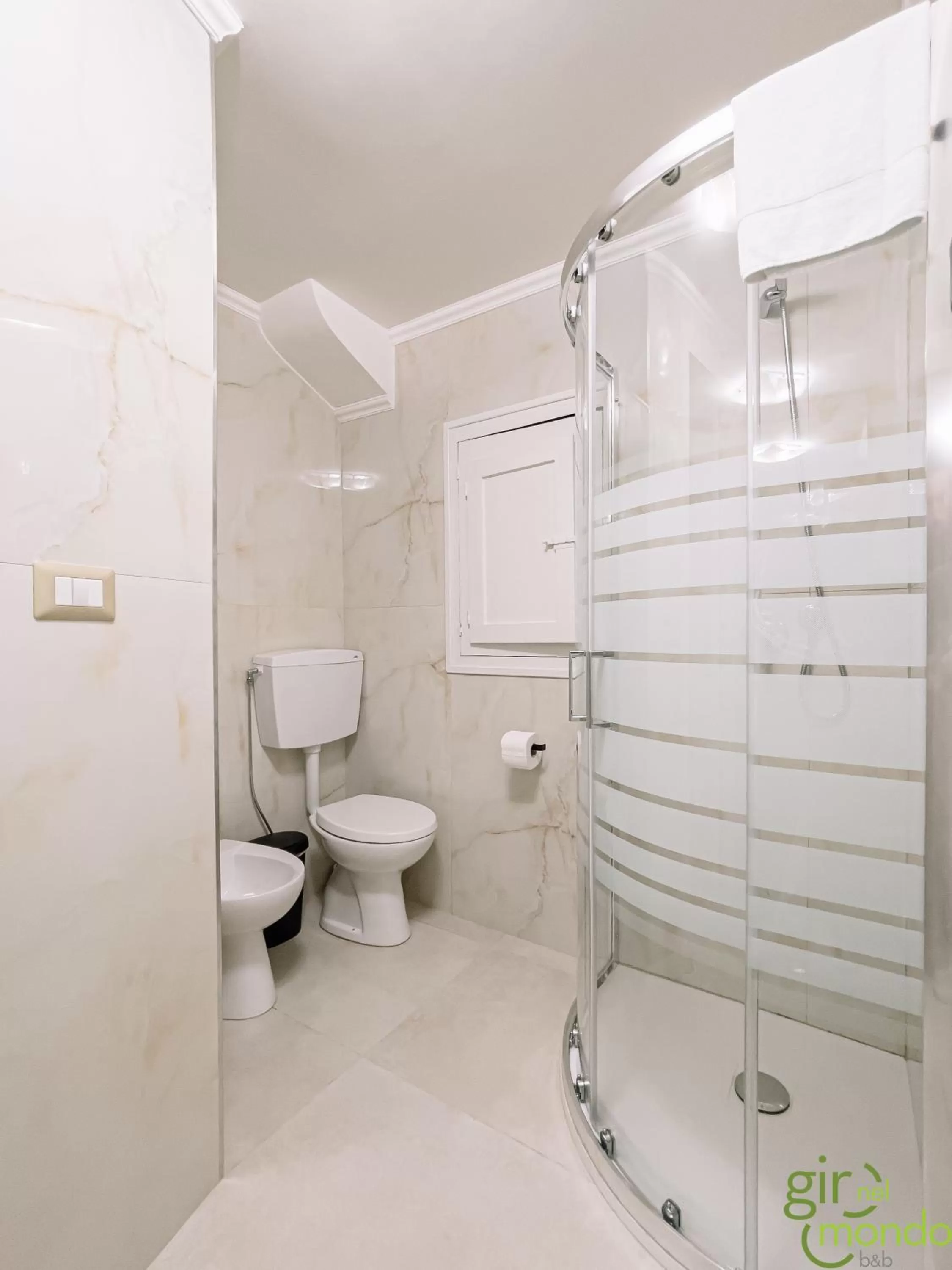 Shower in Giro nel mondo