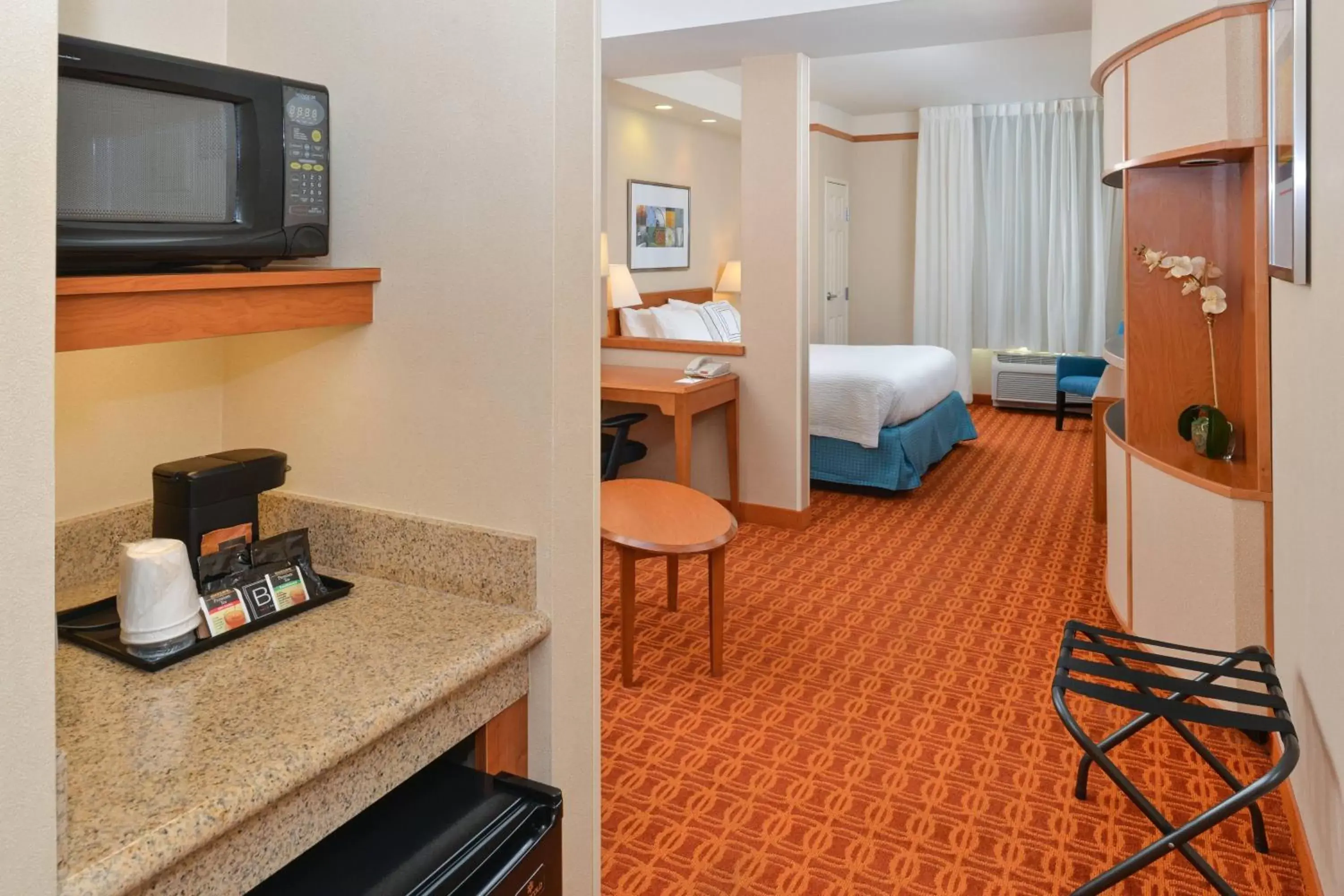 Photo of the whole room, TV/Entertainment Center in Fairfield Inn and Suites by Marriott Elk Grove