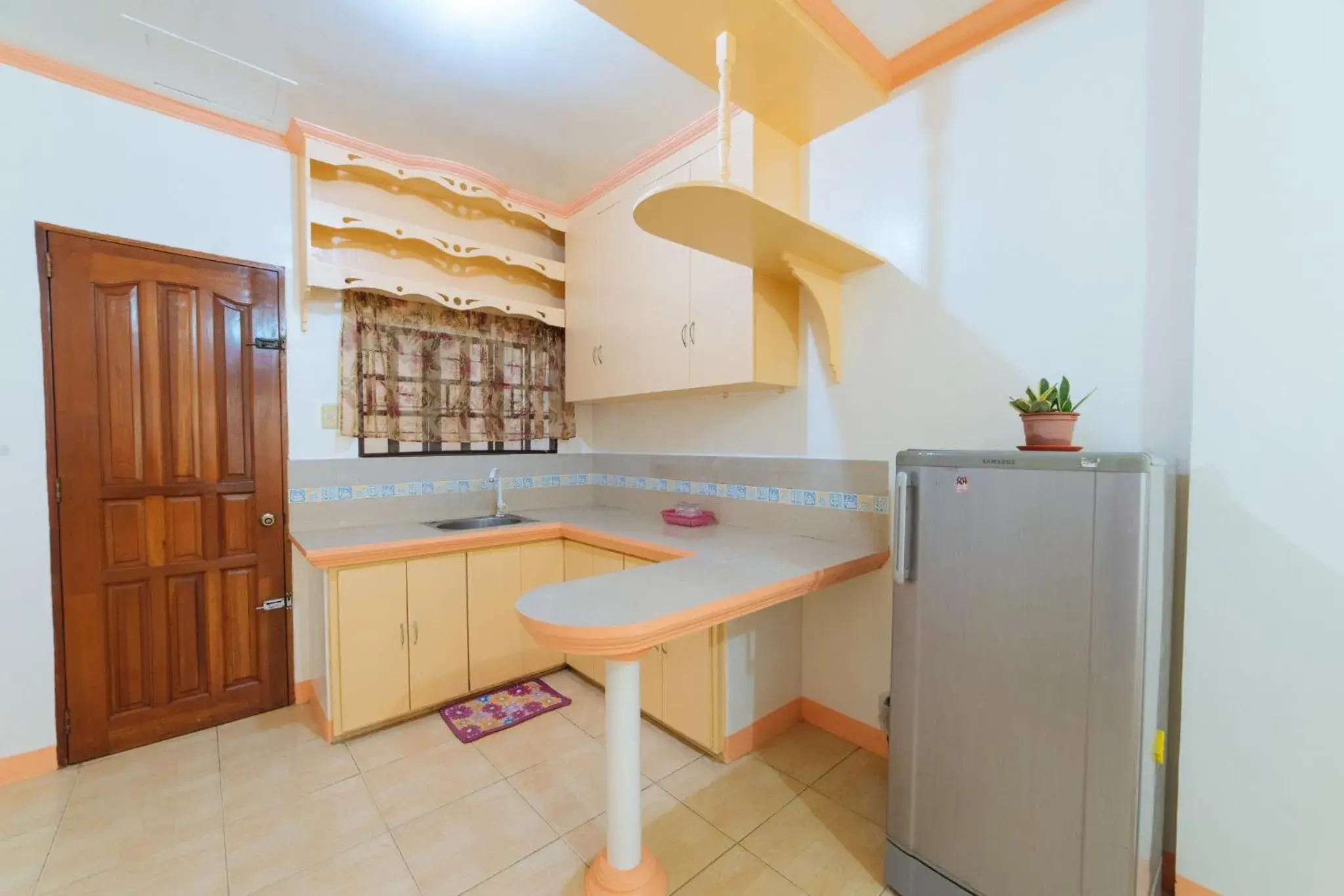 Kitchen or kitchenette, Kitchen/Kitchenette in RedDoorz @ Q Abeto Street Mandurriao