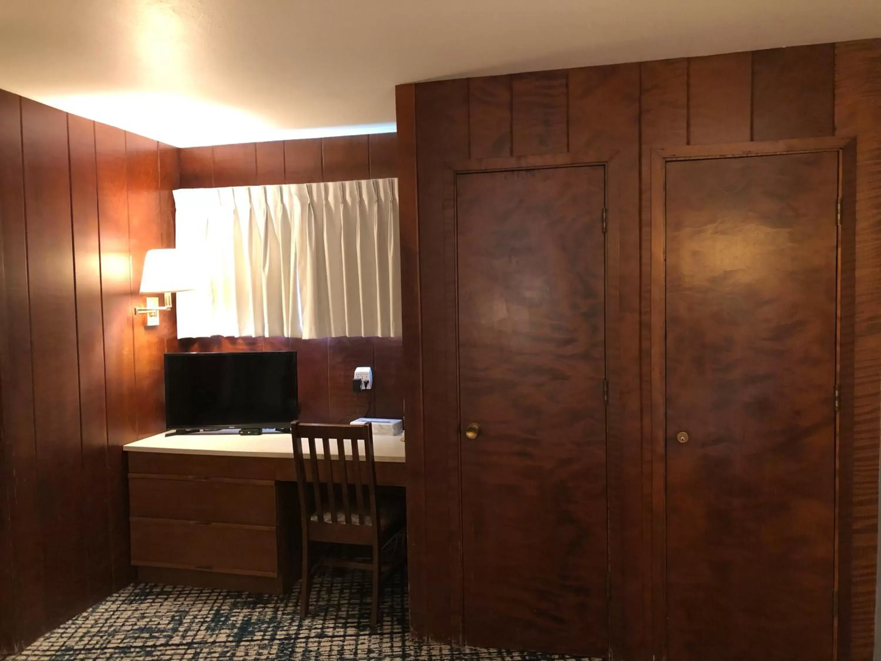 Bed in Curly Redwood Lodge