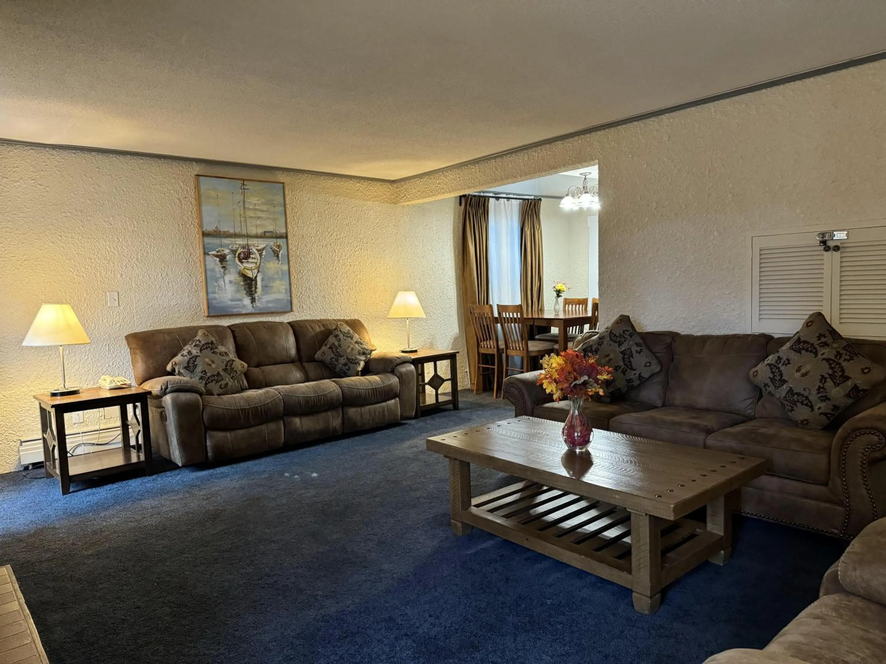 Living room in Divya Sutra Plaza and Conference Centre, Vernon, BC