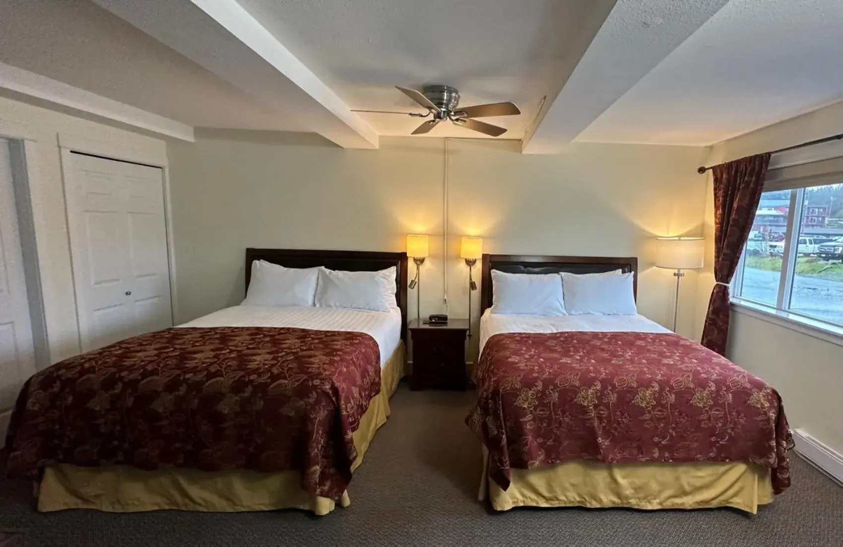 Bedroom, Bed in Bayshore Waterfront Inn