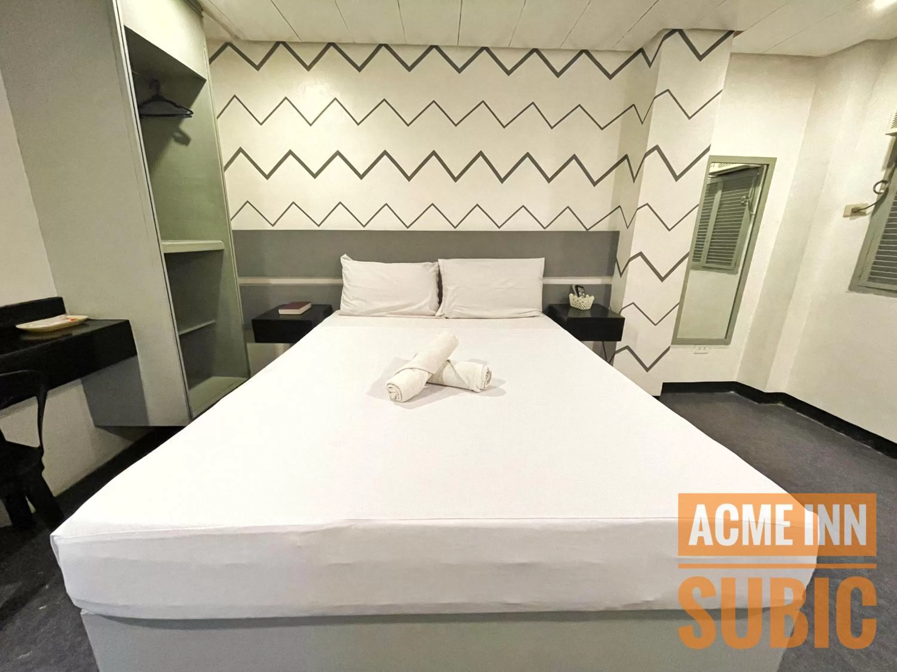 Bed in ACME Inn Subic