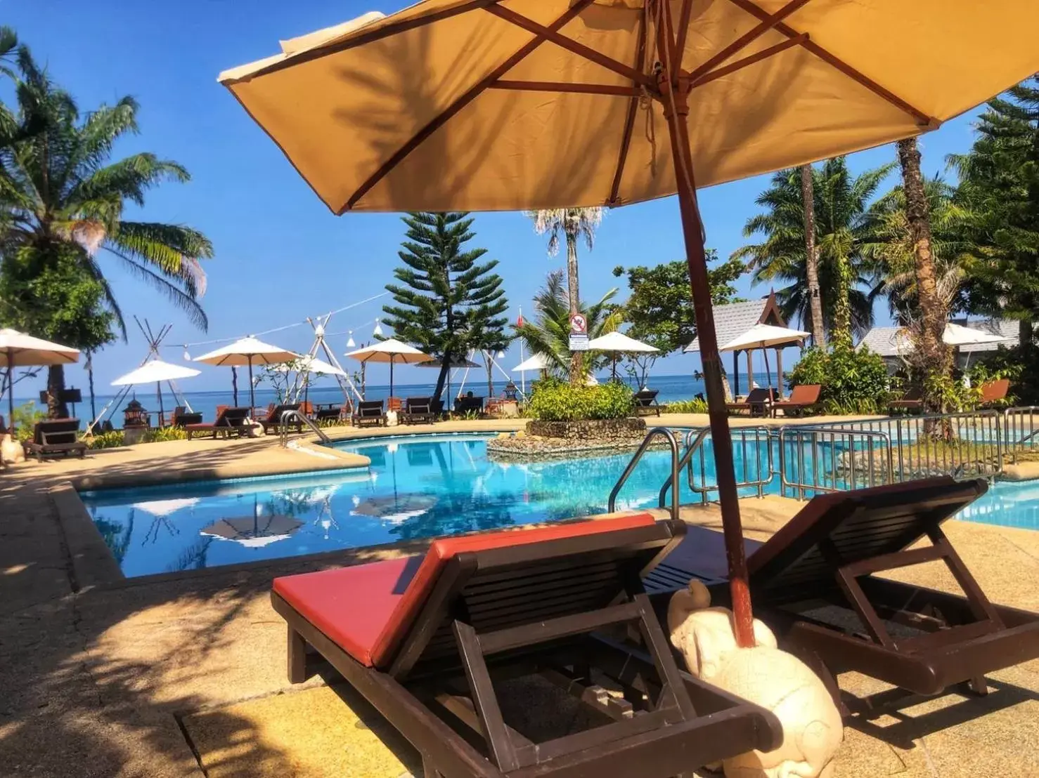 Swimming Pool in Khaolak Palm Beach Resort