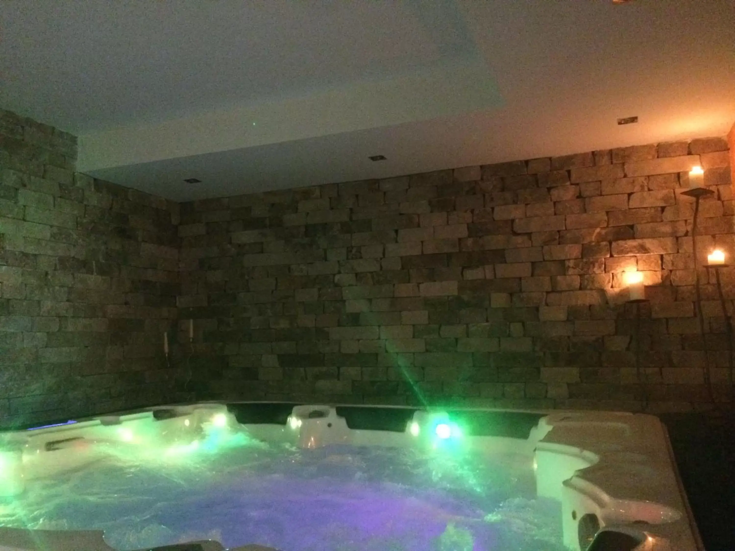 Hot Tub, Swimming Pool in VIENIACASACCADIA