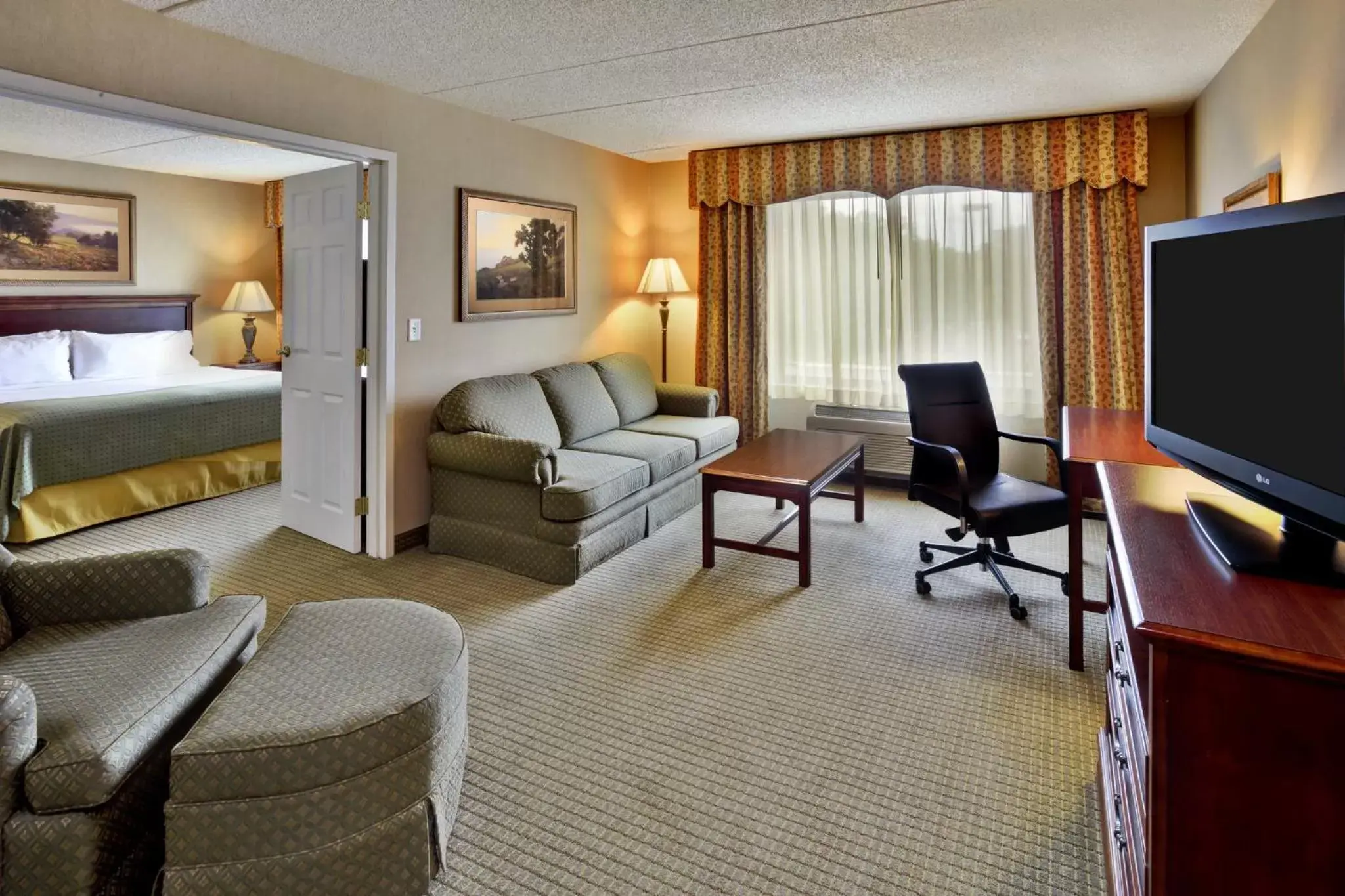 Photo of the whole room, Seating Area in Holiday Inn Hotel & Suites Ann Arbor University of Michigan Area, an IHG Hotel