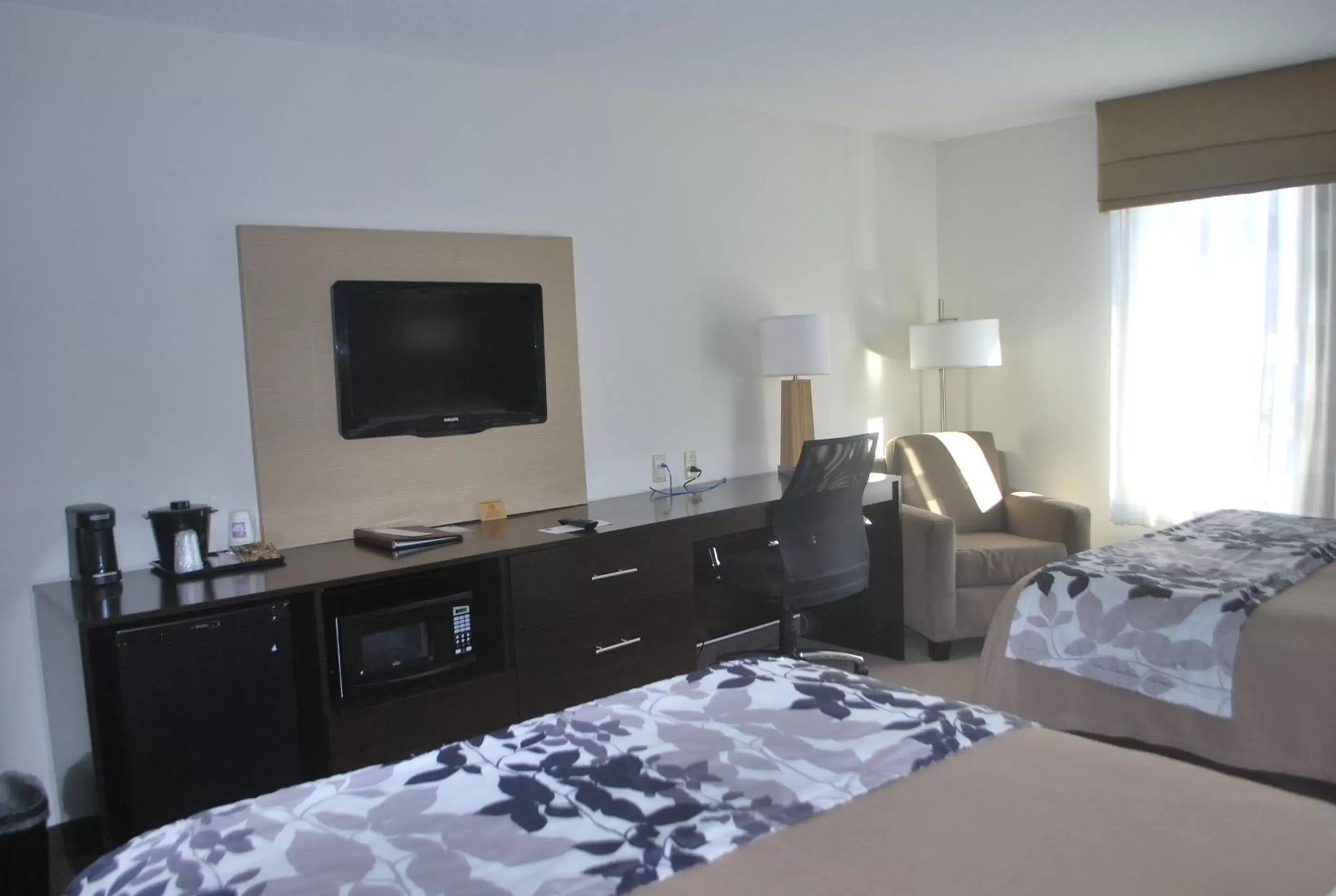 Bedroom, TV/Entertainment Center in Sleep Inn & Suites Clintwood