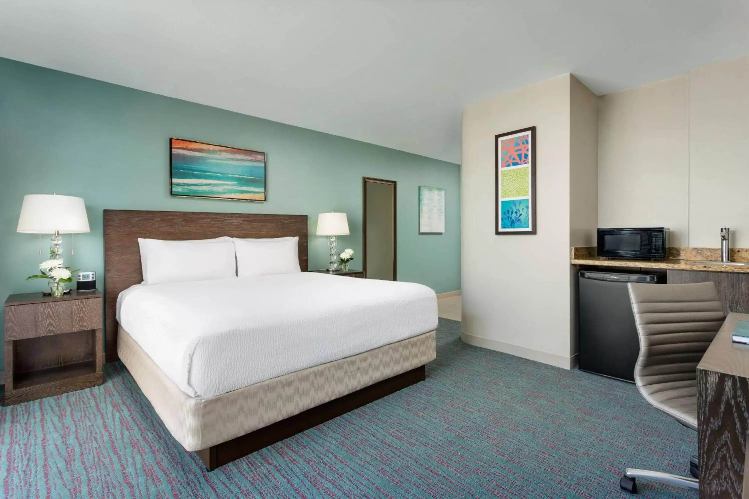 Photo of the whole room, Bed in Courtyard by Marriott Waikiki Beach