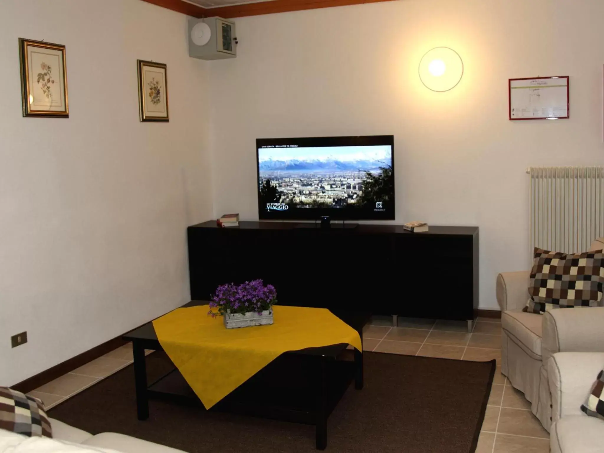 Communal lounge/ TV room, TV/Entertainment Center in Hotel Nigritella