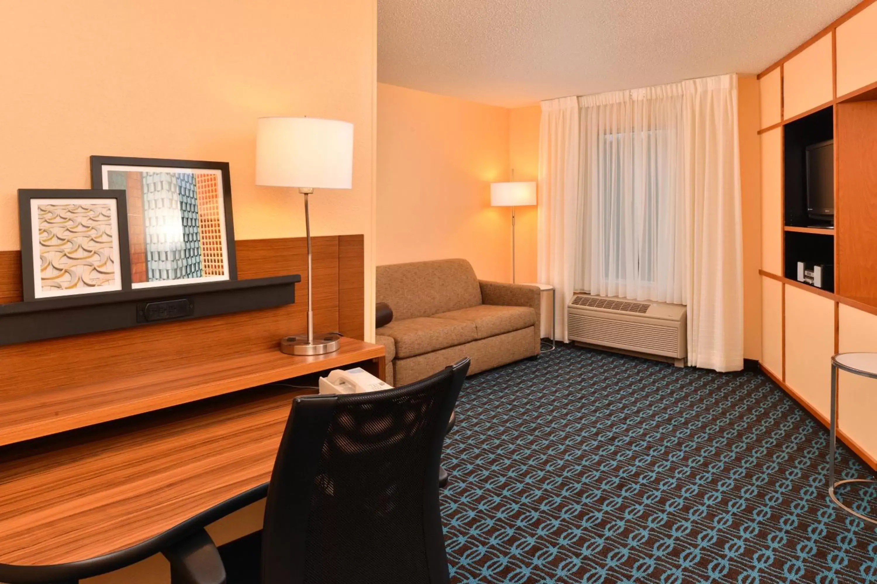 Bedroom, TV/Entertainment Center in Fairfield Inn & Suites Cleveland Avon