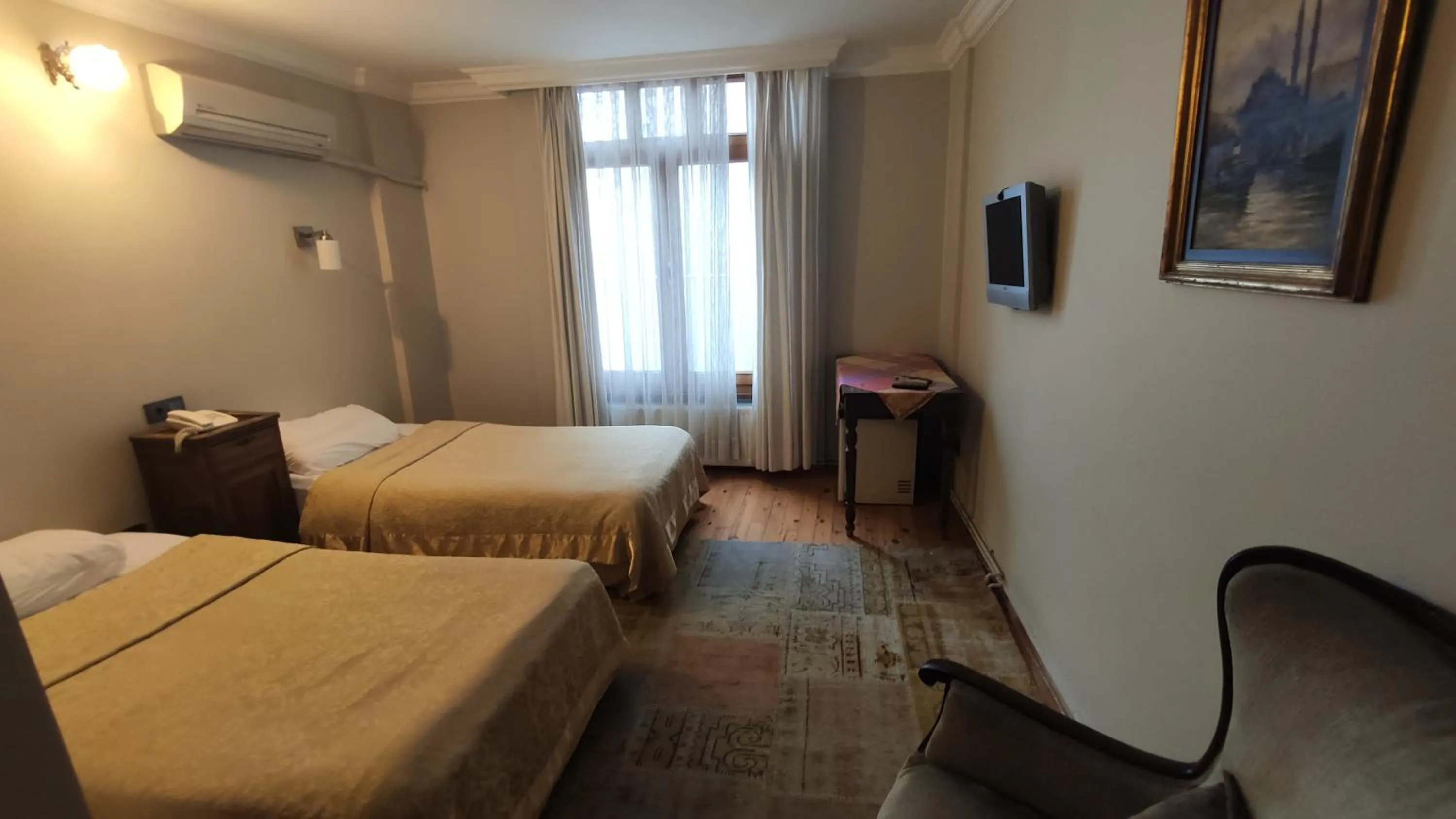 Photo of the whole room, Bed in Turkoman Hotel