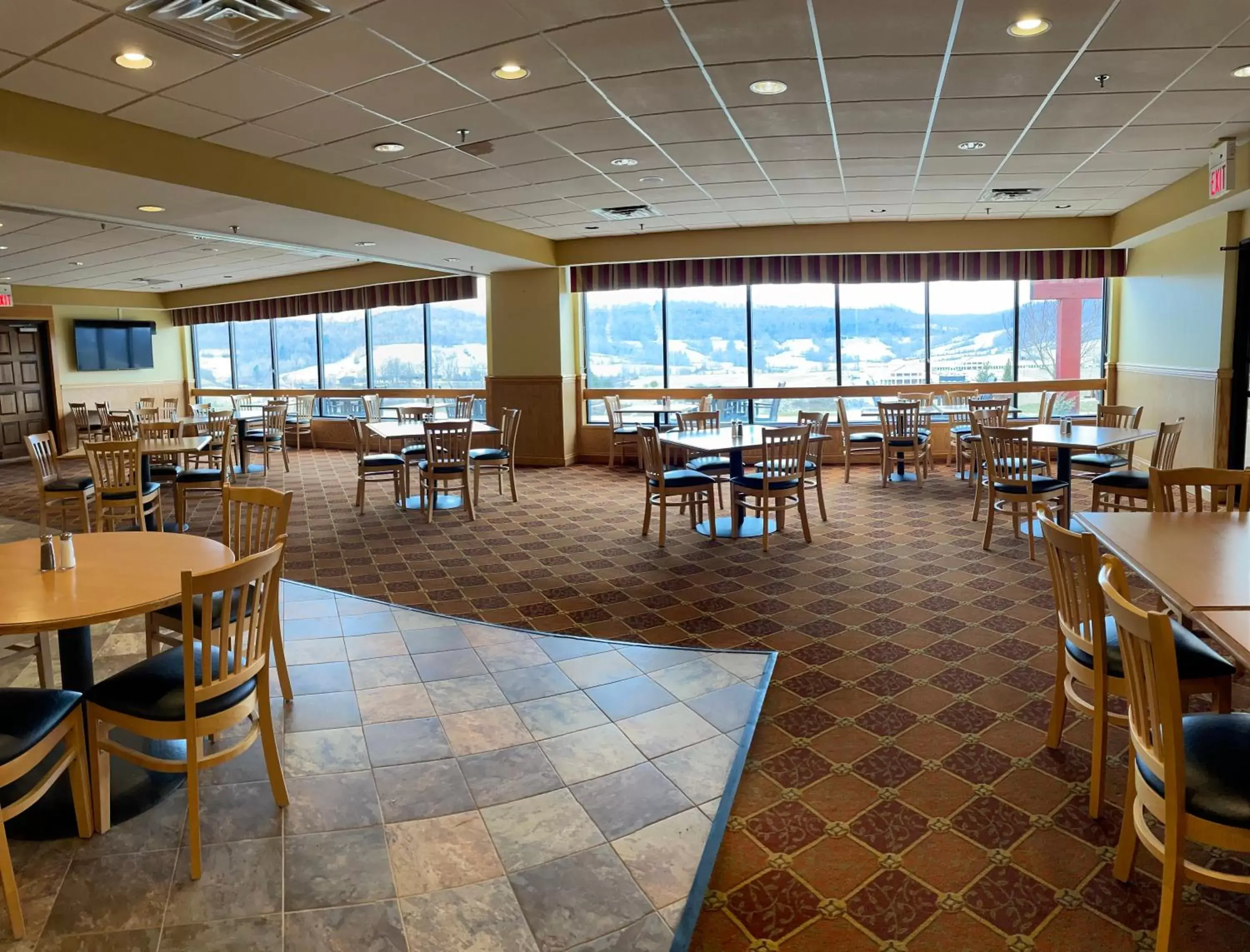 Restaurant/Places to Eat in Days Inn & Suites by Wyndham Sutton Flatwoods