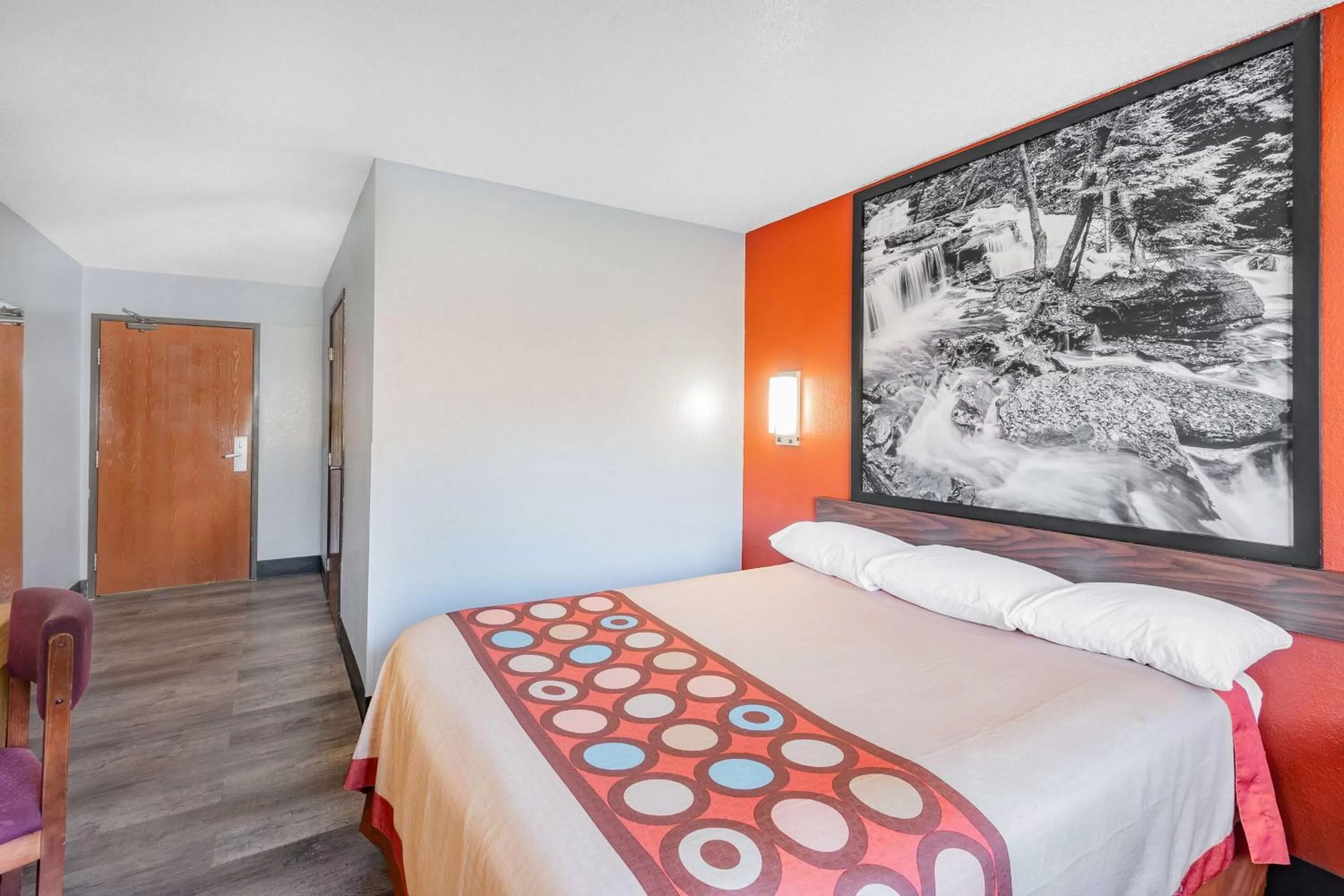 Photo of the whole room, Bed in Super 8 by Wyndham Waynesburg