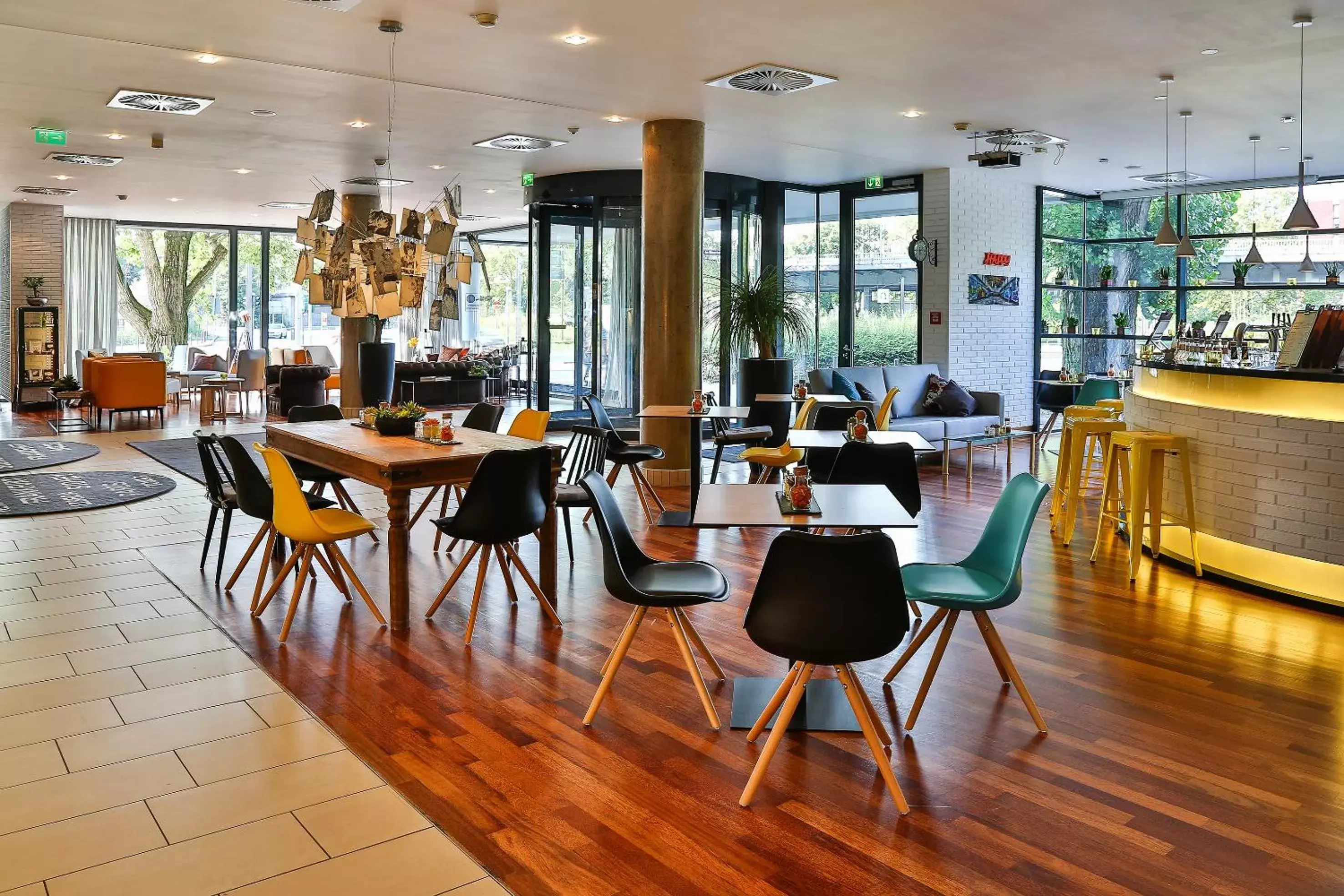 Lounge or bar, Restaurant/Places to Eat in Hotel Frankfurt Messe Affiliated by Meliá