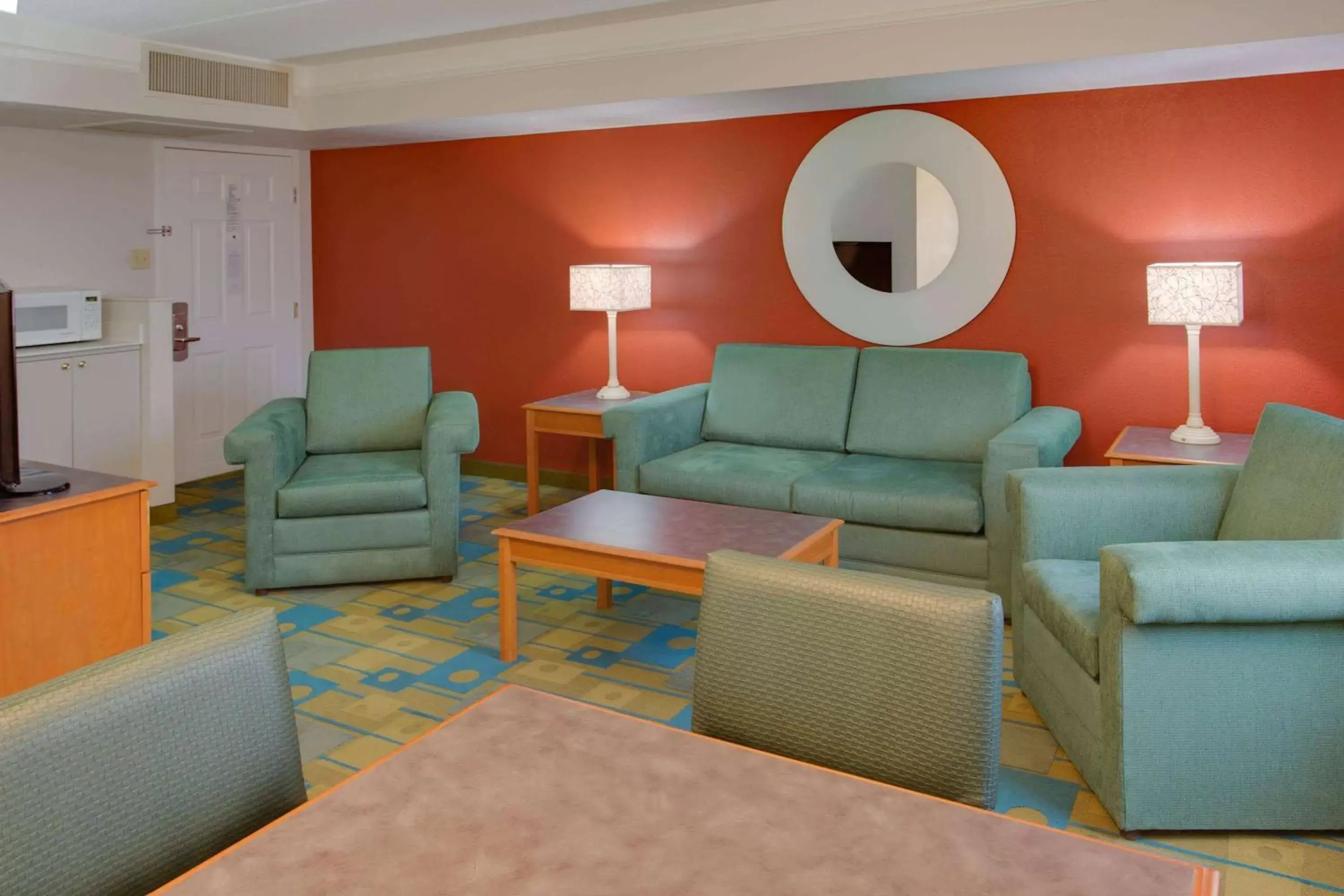 Photo of the whole room, Seating Area in La Quinta Inn by Wyndham Pittsburgh Airport