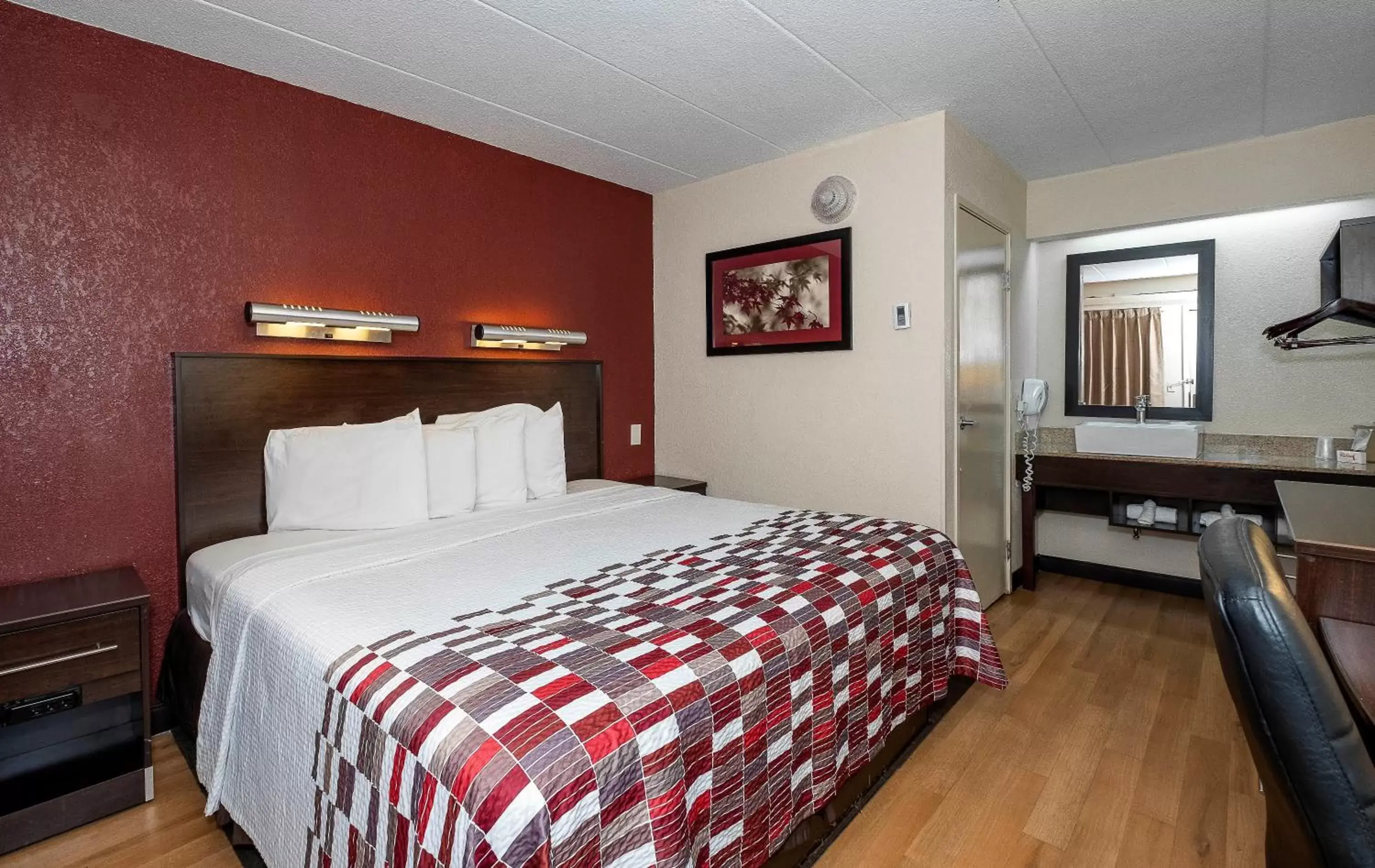 Photo of the whole room, Bed in Red Roof Inn Mt Laurel