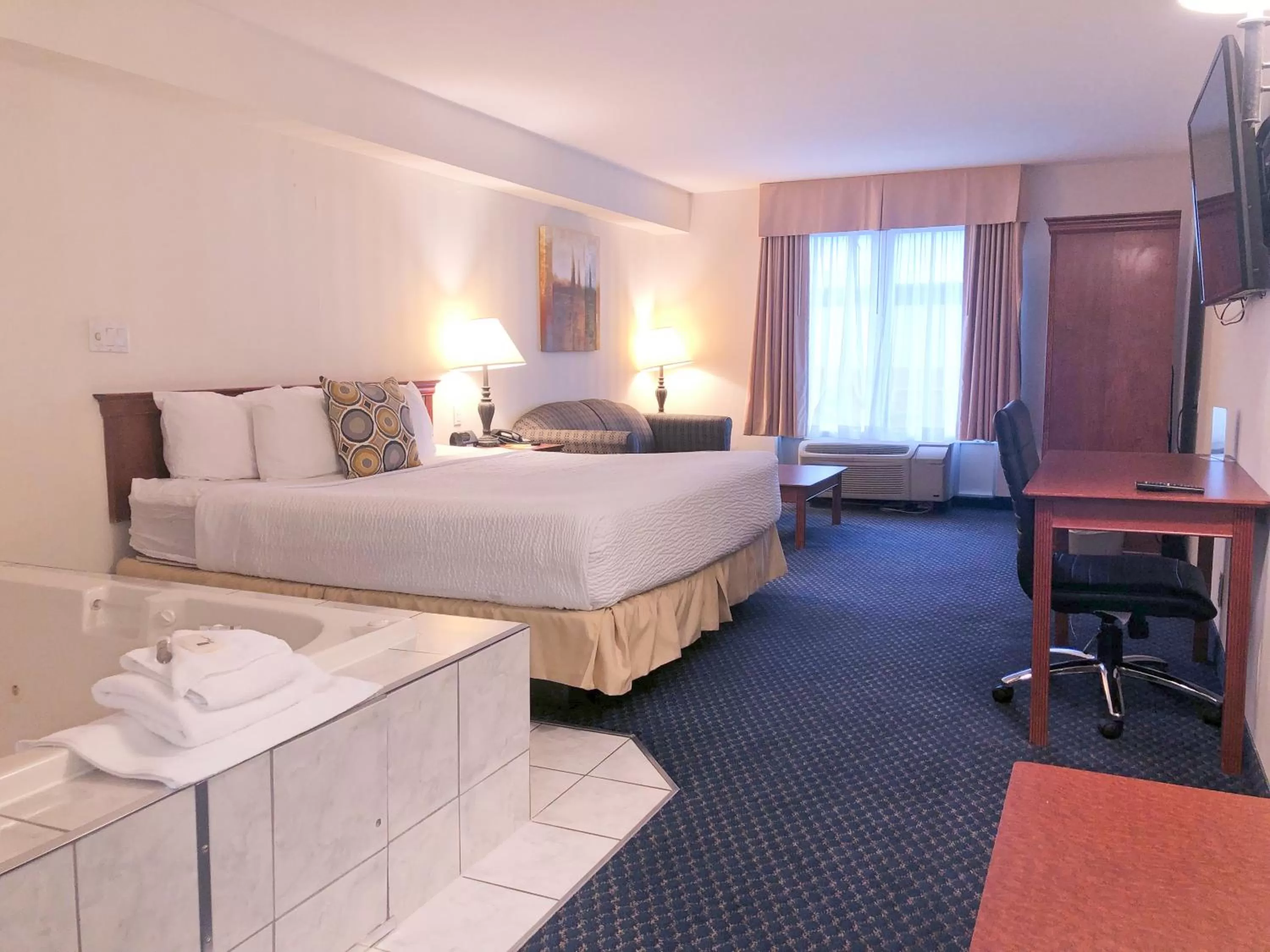 Bed in Days Inn by Wyndham Niagara Falls Centre St By the Falls