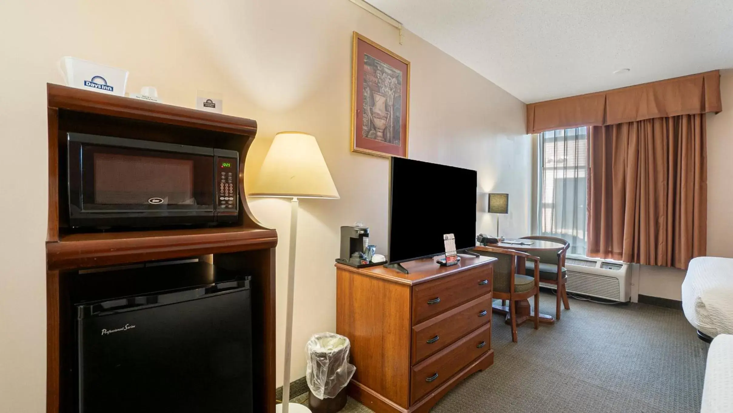 minibar, TV/Entertainment Center in Days Inn & Suites by Wyndham Mt Pleasant