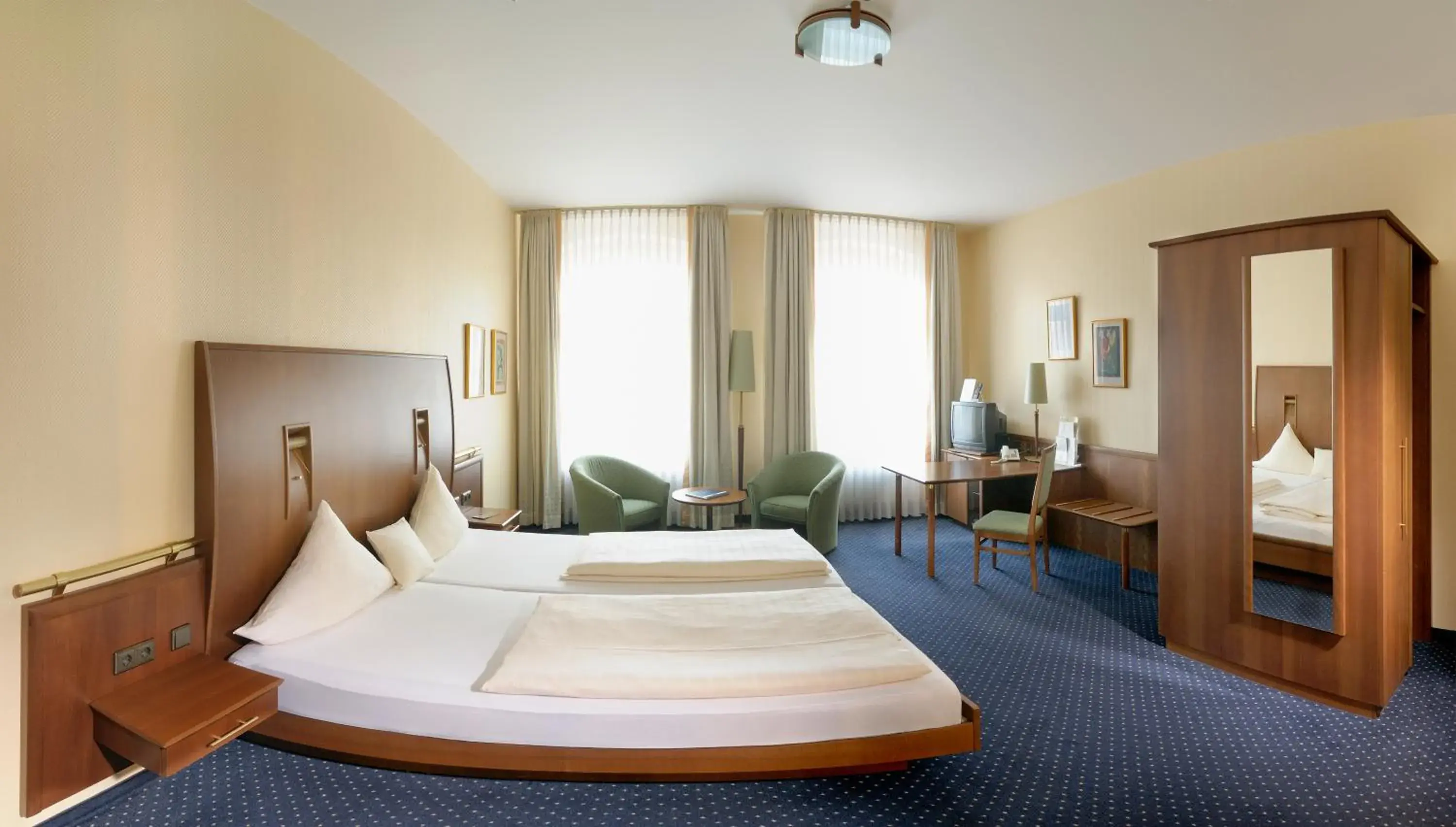 Photo of the whole room, Bed in Victoria Hotel