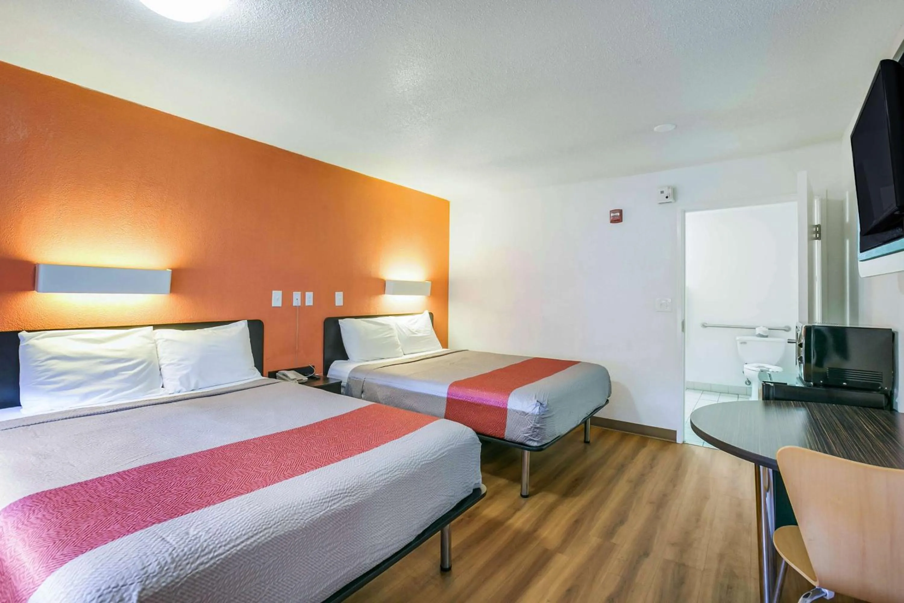 TV and multimedia, Bed in Motel 6-Dothan, AL