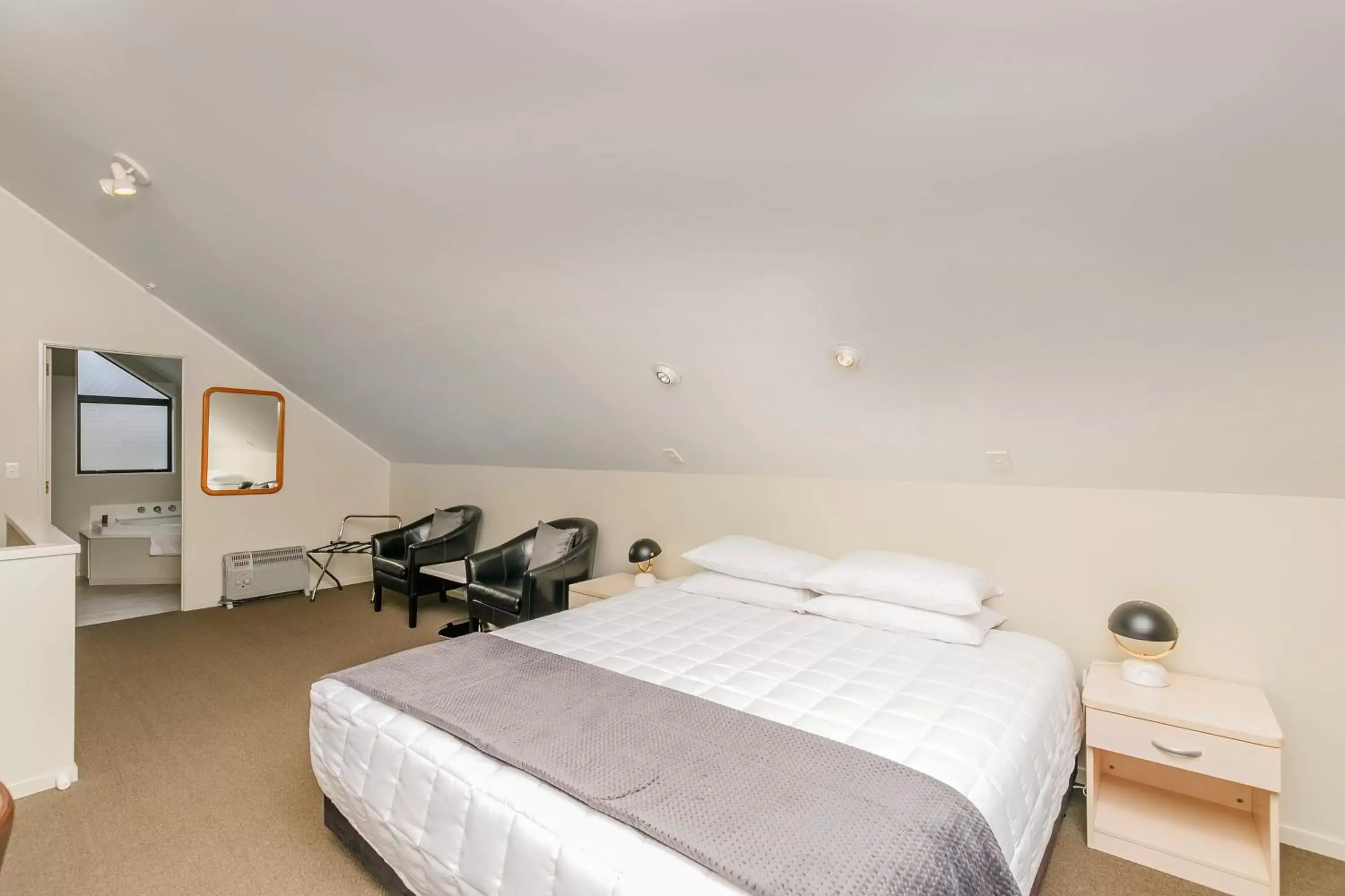 Photo of the whole room, Bed in Le Chalet Suisse Motel Taupo