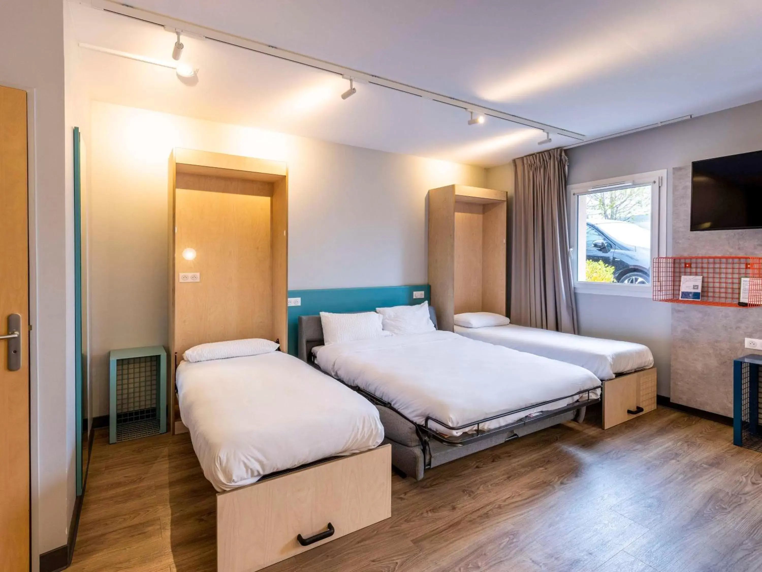 Bedroom, Bed in ibis Budget Millau Viaduc