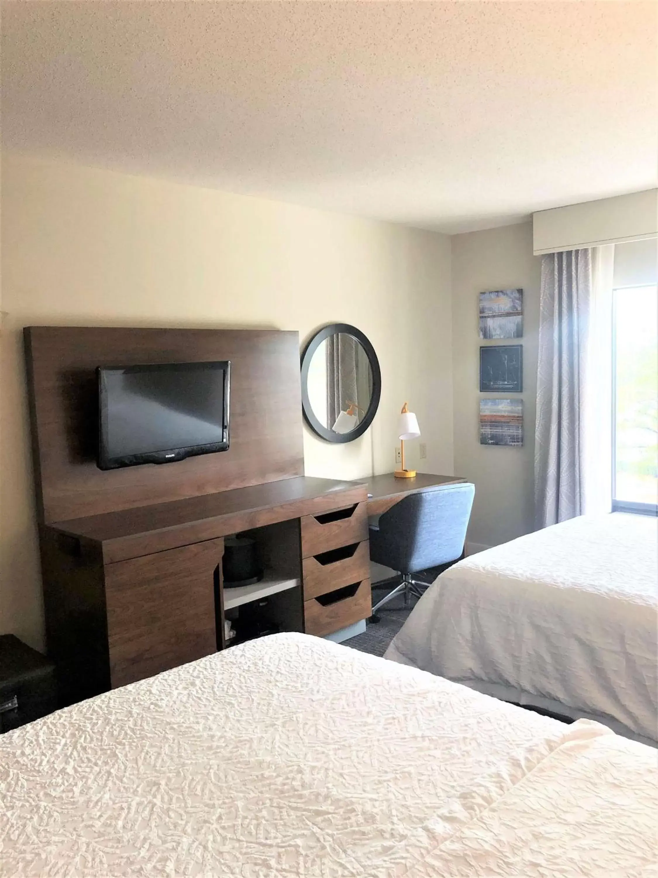 Photo of the whole room, Bed in Hampton Inn & Suites Norfolk-Airport