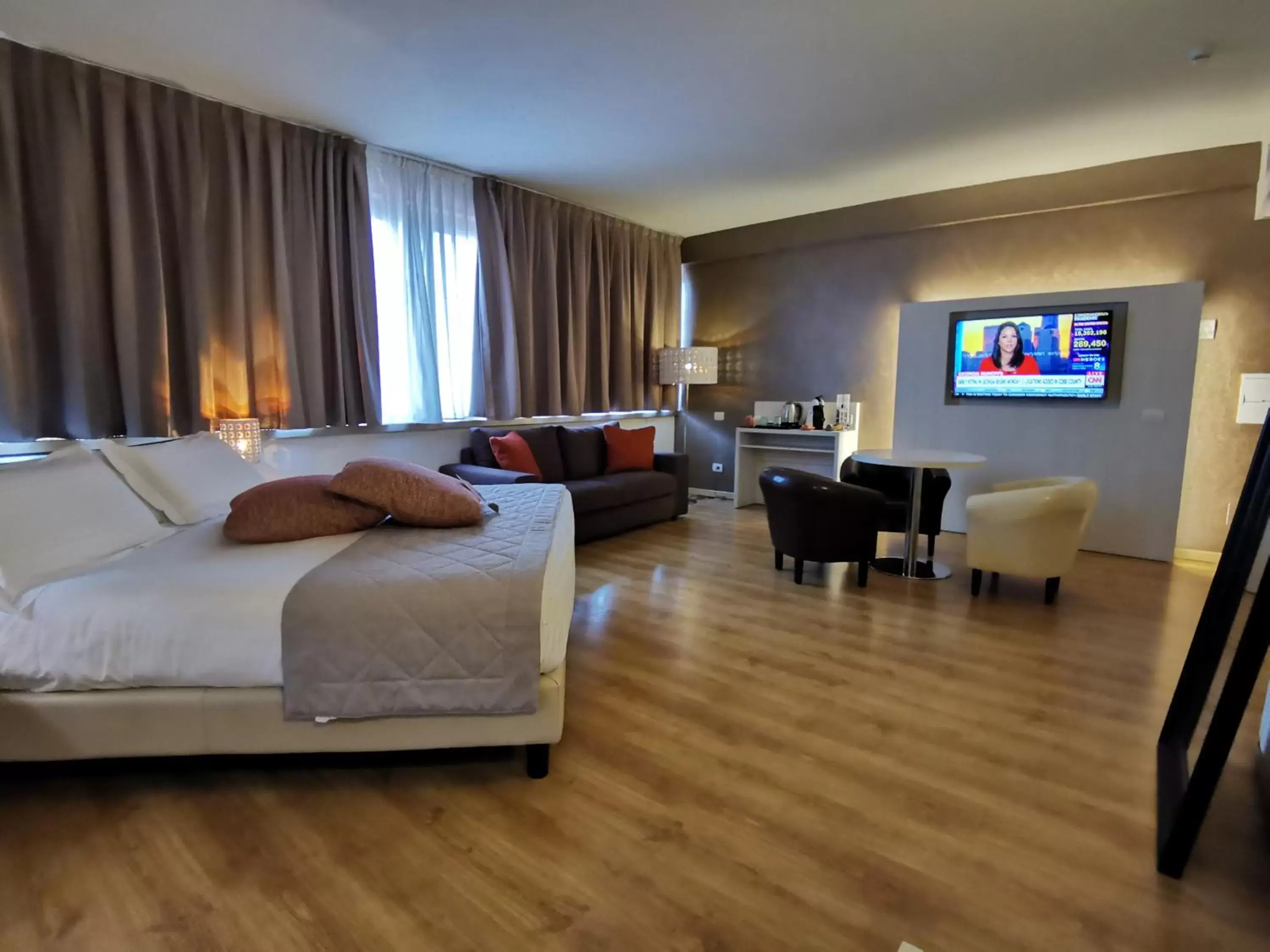 Bedroom, TV/Entertainment Center in Hotel President